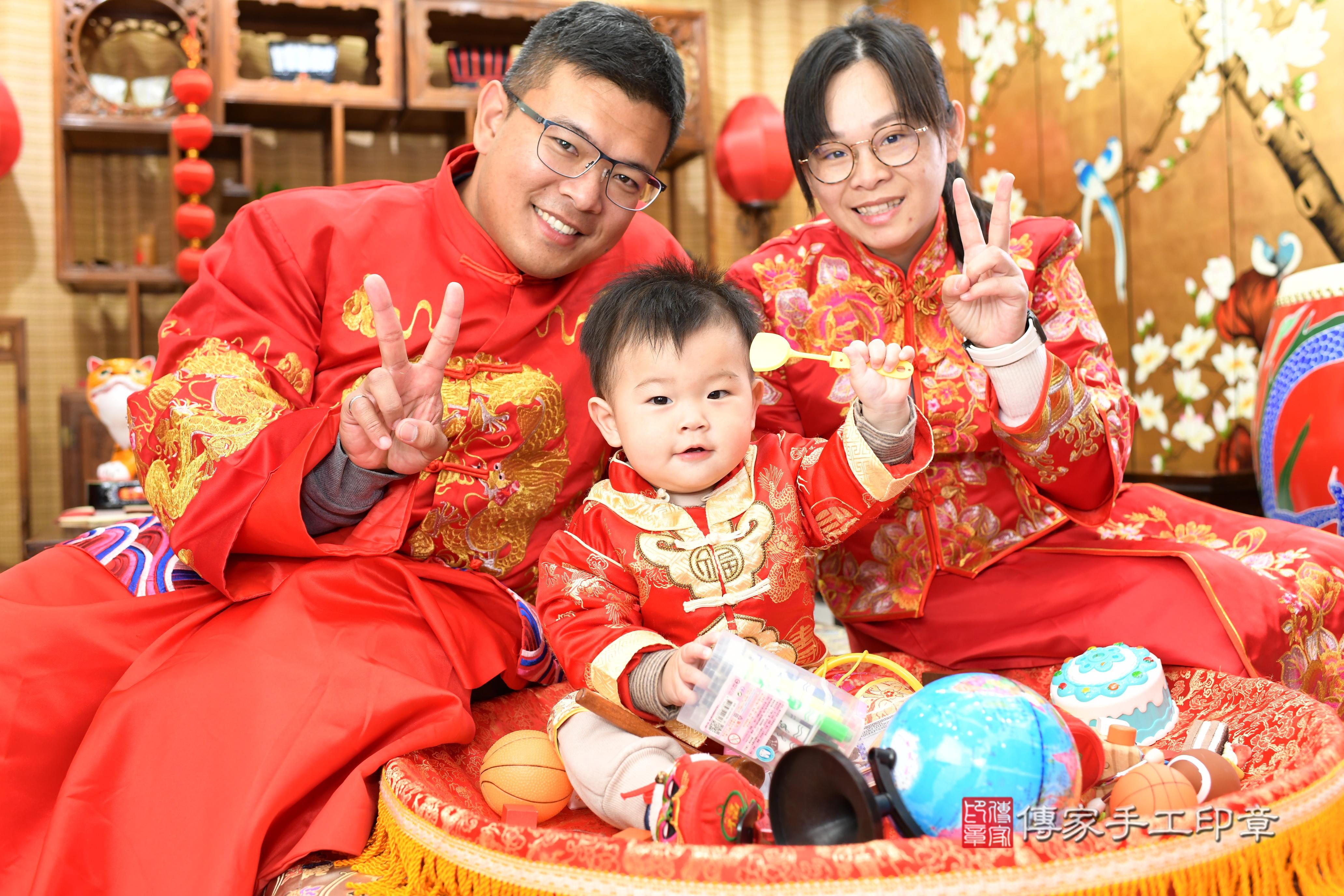 台南市永康區抓周小組:彥如 一、從古時傳承至今的「抓周」儀式,是寶寶滿周歲時的重要禮俗之一,有預測未來職業和祝願寶寶能平安長大的寓意。 早期寶寶滿一歲的這天叫做「度晬」,為了慶祝寶寶滿一歲,會在度晬舉行抓周儀式。為什麼是在一歲時呢?老一輩的長輩口中常在說「一視二聽三抬頭,四握五抓六翻身,七坐八爬九發牙,十捏周歲獨站穩。」短短的一句話,濃縮了寶寶一歲前的成長精華。 週歲抓周儀式開始前,先來幾張爸爸媽媽與寶寶全家福的合照 台南市永康區抓周小組:彥如 一、從古時傳承至今的「抓周」儀式,是寶寶滿周歲時的重要禮俗之一,有預測未來職業和祝願寶寶能平安長大的寓意。 早期寶寶滿一歲的這天叫做「度晬」,為了慶祝寶寶滿一歲,會在度晬舉行抓周儀式。為什麼是在一歲時呢?老一輩的長輩口中常在說「一視二聽三抬頭,四握五抓六翻身,七坐八爬九發牙,十捏周歲獨站穩。」短短的一句話,濃縮了寶寶一歲前的成長精華。 週歲抓周儀式開始前,先來幾張爸爸媽媽與寶寶全家福的合照