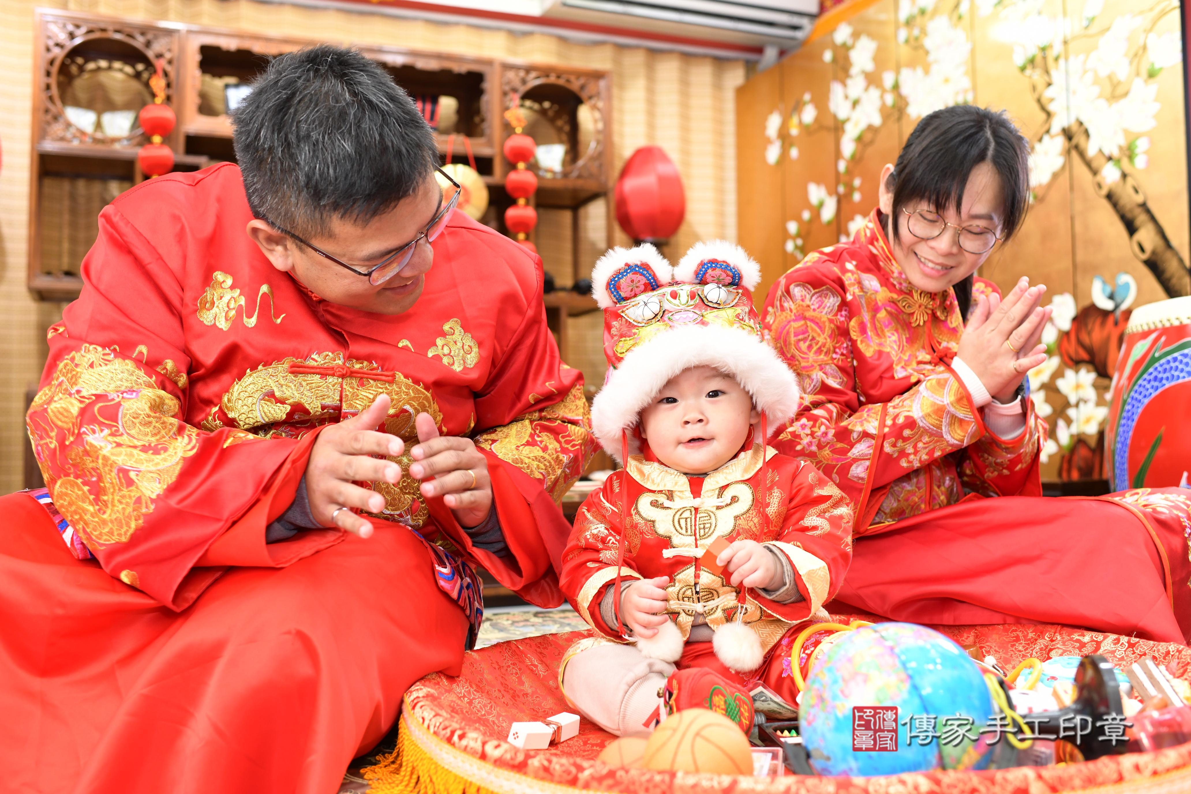 台南市永康區抓周小組:彥如 一、從古時傳承至今的「抓周」儀式,是寶寶滿周歲時的重要禮俗之一,有預測未來職業和祝願寶寶能平安長大的寓意。 早期寶寶滿一歲的這天叫做「度晬」,為了慶祝寶寶滿一歲,會在度晬舉行抓周儀式。為什麼是在一歲時呢?老一輩的長輩口中常在說「一視二聽三抬頭,四握五抓六翻身,七坐八爬九發牙,十捏周歲獨站穩。」短短的一句話,濃縮了寶寶一歲前的成長精華。 週歲抓周儀式開始前,先來幾張爸爸媽媽與寶寶全家福的合照 台南市永康區抓周小組:彥如 一、從古時傳承至今的「抓周」儀式,是寶寶滿周歲時的重要禮俗之一,有預測未來職業和祝願寶寶能平安長大的寓意。 早期寶寶滿一歲的這天叫做「度晬」,為了慶祝寶寶滿一歲,會在度晬舉行抓周儀式。為什麼是在一歲時呢?老一輩的長輩口中常在說「一視二聽三抬頭,四握五抓六翻身,七坐八爬九發牙,十捏周歲獨站穩。」短短的一句話,濃縮了寶寶一歲前的成長精華。 週歲抓周儀式開始前,先來幾張爸爸媽媽與寶寶全家福的合照