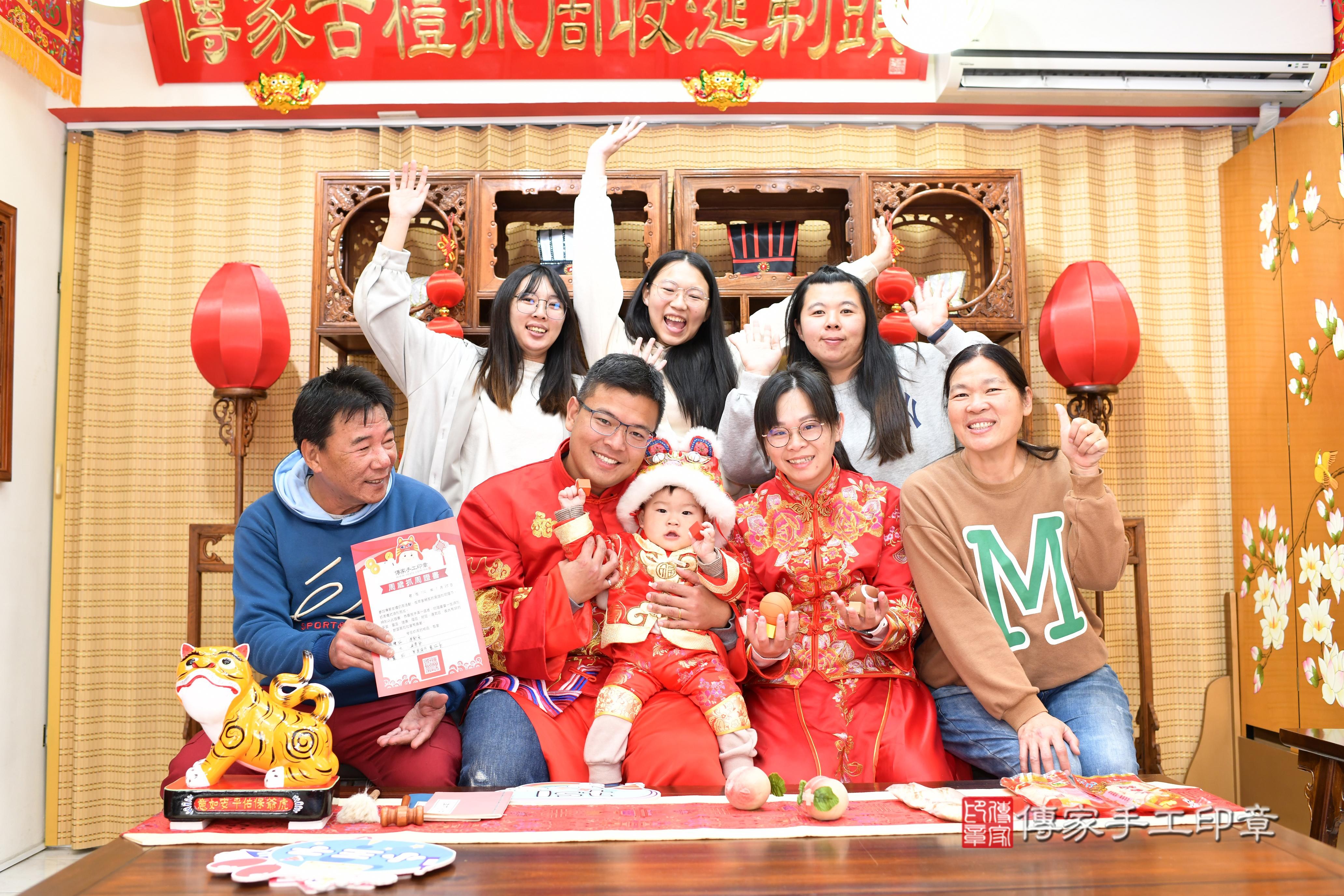 台南市永康區抓周小組:彥如 一、從古時傳承至今的「抓周」儀式,是寶寶滿周歲時的重要禮俗之一,有預測未來職業和祝願寶寶能平安長大的寓意。 早期寶寶滿一歲的這天叫做「度晬」,為了慶祝寶寶滿一歲,會在度晬舉行抓周儀式。為什麼是在一歲時呢?老一輩的長輩口中常在說「一視二聽三抬頭,四握五抓六翻身,七坐八爬九發牙,十捏周歲獨站穩。」短短的一句話,濃縮了寶寶一歲前的成長精華。 週歲抓周儀式開始前,先來幾張爸爸媽媽與寶寶全家福的合照 台南市永康區抓周小組:彥如 一、從古時傳承至今的「抓周」儀式,是寶寶滿周歲時的重要禮俗之一,有預測未來職業和祝願寶寶能平安長大的寓意。 早期寶寶滿一歲的這天叫做「度晬」,為了慶祝寶寶滿一歲,會在度晬舉行抓周儀式。為什麼是在一歲時呢?老一輩的長輩口中常在說「一視二聽三抬頭,四握五抓六翻身,七坐八爬九發牙,十捏周歲獨站穩。」短短的一句話,濃縮了寶寶一歲前的成長精華。 週歲抓周儀式開始前,先來幾張爸爸媽媽與寶寶全家福的合照