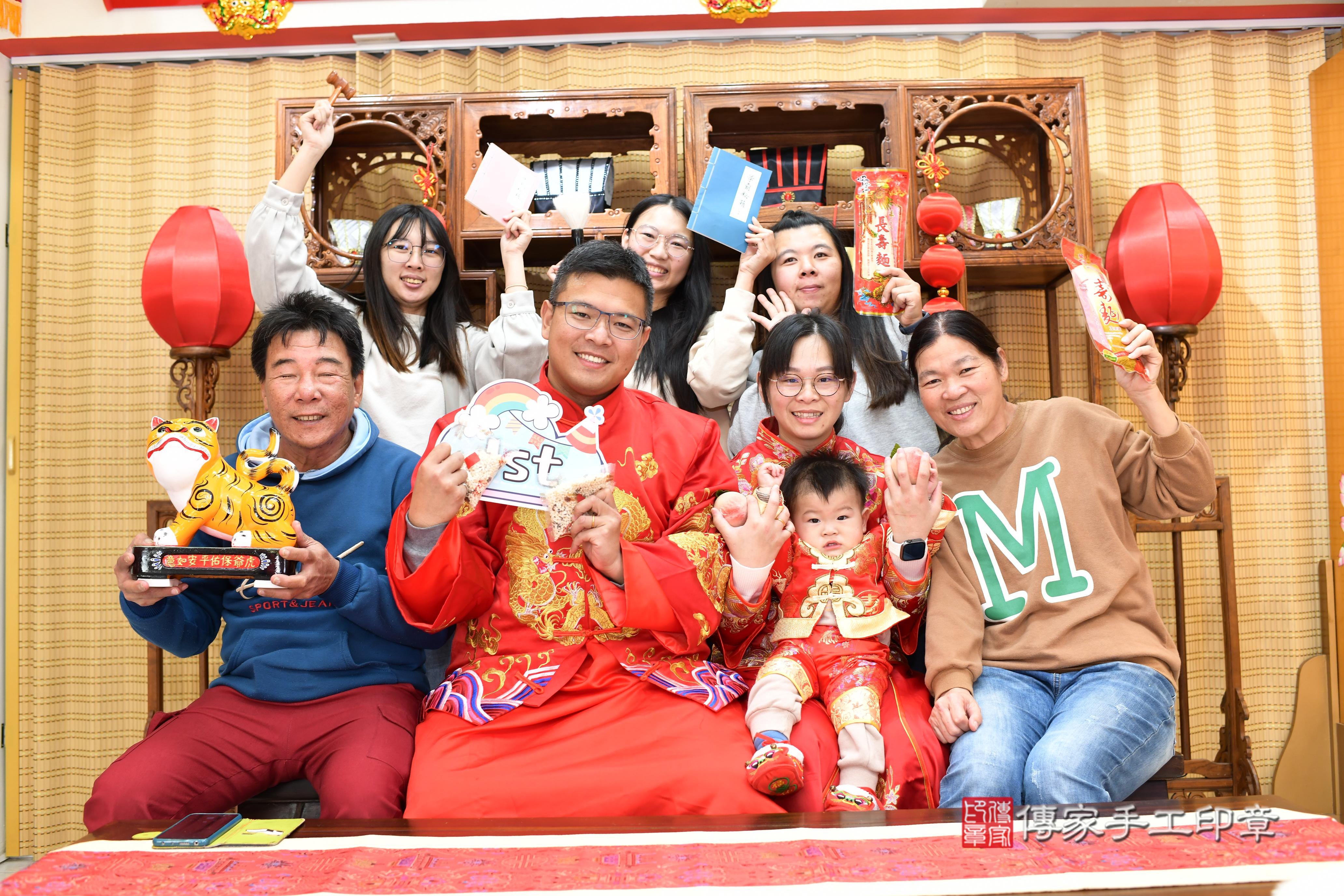 傳家手工印章台南店、抓周、度脺、中國風會場、傳家嬰兒古禮、吉祥話、抓周道具物品24種、拍照。抓周證書。寶寶抓周、滿周歲、生日快樂、祝福 傳家手工印章台南店、抓周、度脺、中國風會場、傳家嬰兒古禮、吉祥話、抓周道具物品24種、拍照。抓周證書。寶寶抓周、滿周歲、生日快樂、祝福