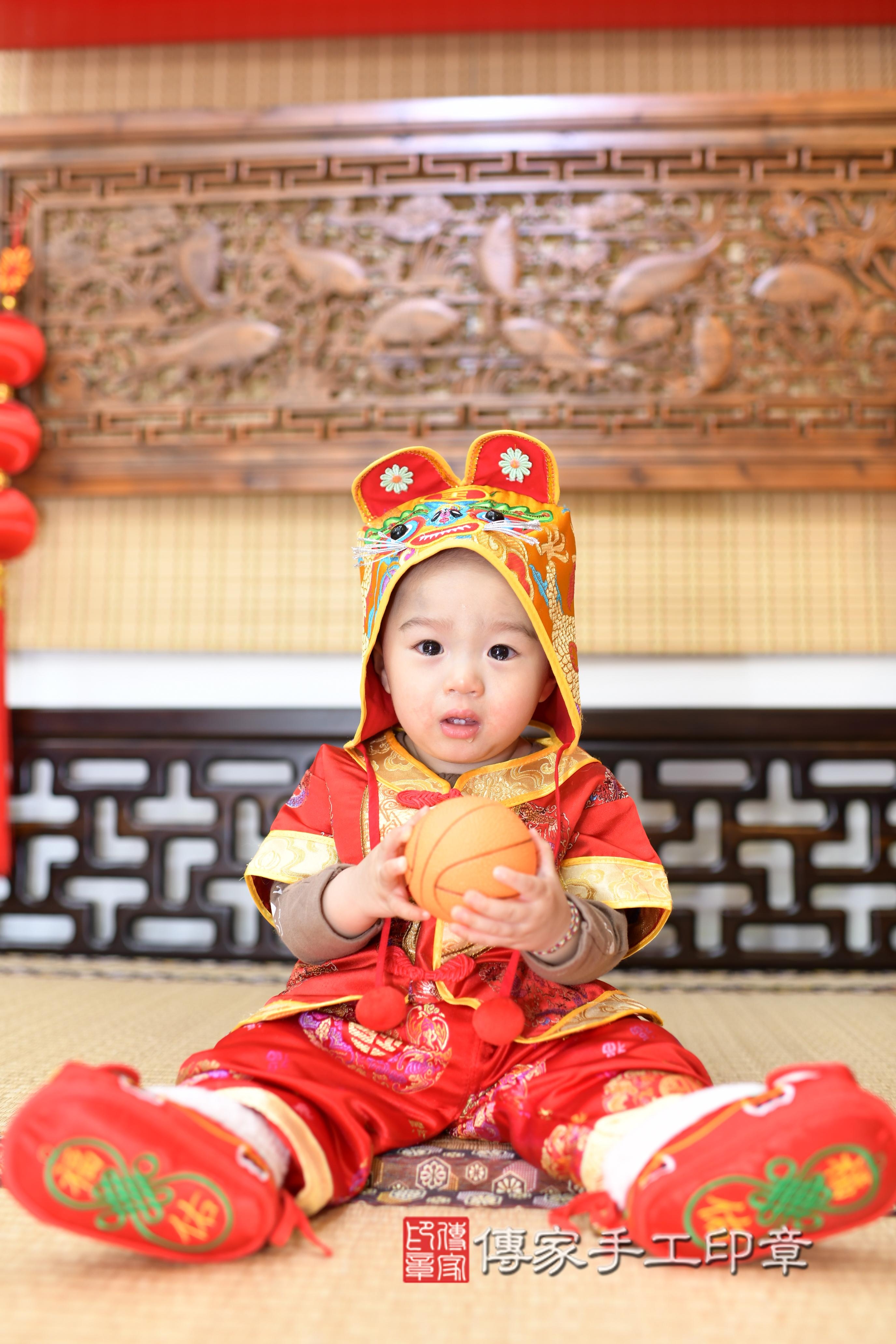 傳家手工印章台南店、抓周、度脺、中國風會場、傳家嬰兒古禮、吉祥話、抓周道具物品24種、拍照。抓周證書。寶寶抓周、滿周歲、生日快樂、祝福
