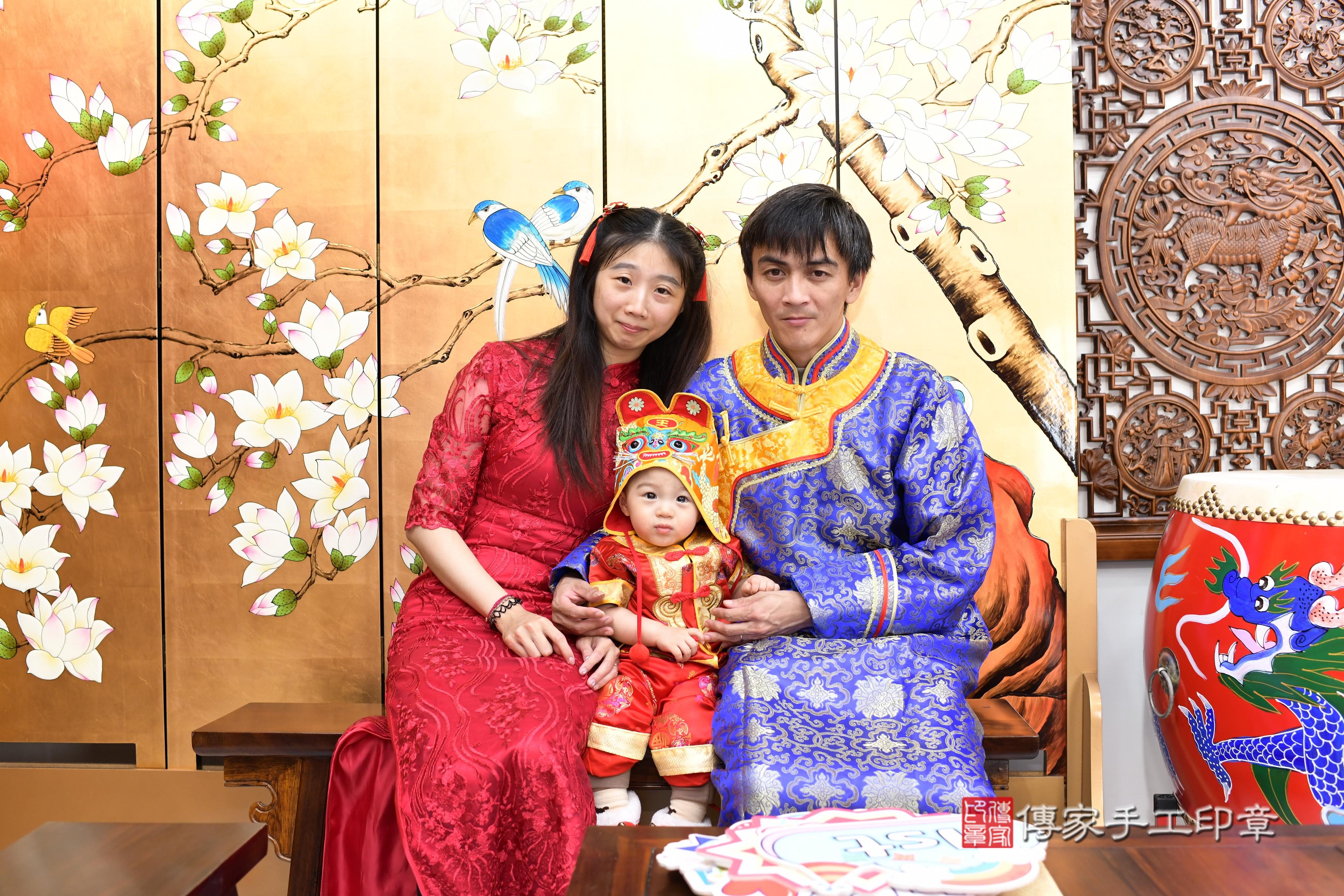 傳家手工印章台南店、抓周、度脺、中國風會場、傳家嬰兒古禮、吉祥話、抓周道具物品24種、拍照。抓周證書。寶寶抓周、滿周歲、生日快樂、祝福 傳家手工印章台南店、抓周、度脺、中國風會場、傳家嬰兒古禮、吉祥話、抓周道具物品24種、拍照。抓周證書。寶寶抓周、滿周歲、生日快樂、祝福