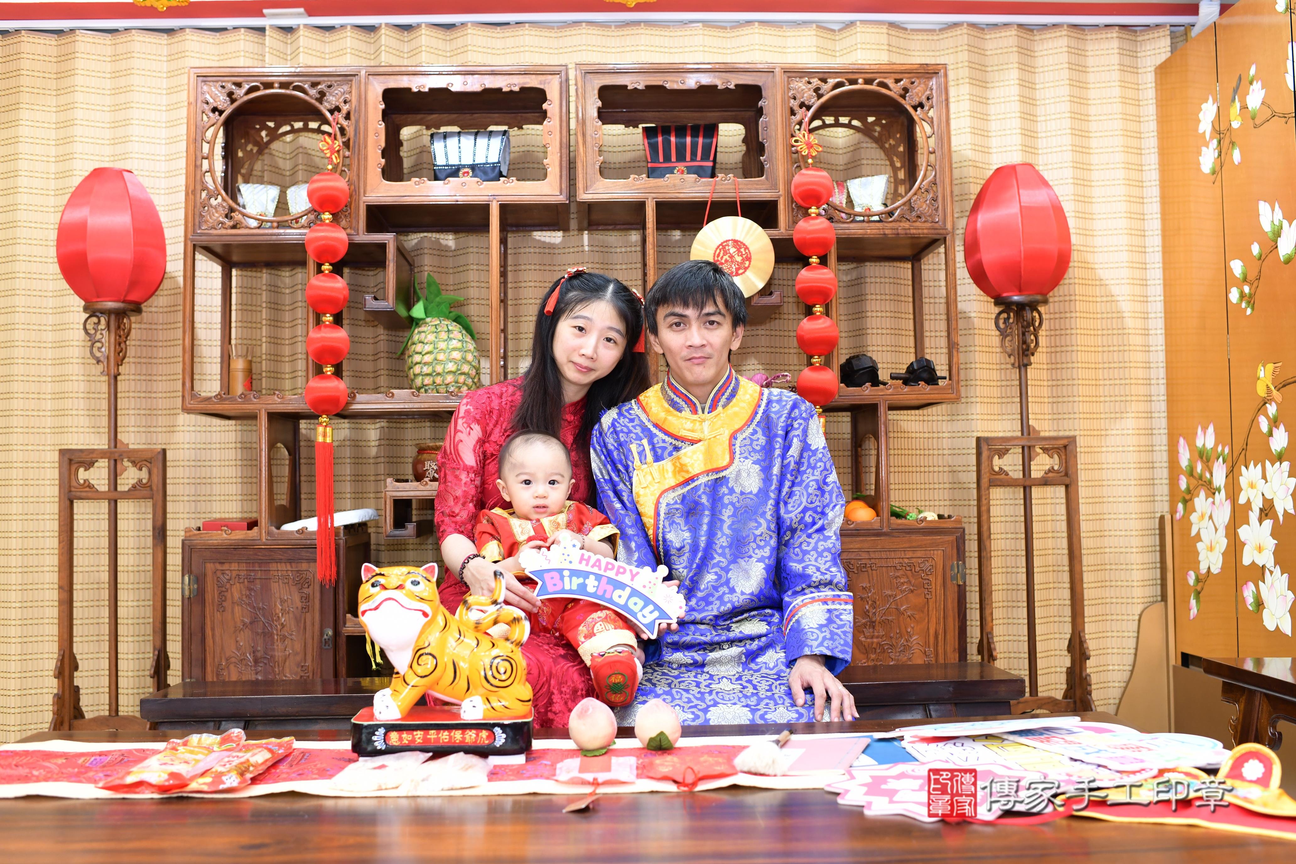 傳家手工印章台南店、抓周、度脺、中國風會場、傳家嬰兒古禮、吉祥話、抓周道具物品24種、拍照。抓周證書。寶寶抓周、滿周歲、生日快樂、祝福 傳家手工印章台南店、抓周、度脺、中國風會場、傳家嬰兒古禮、吉祥話、抓周道具物品24種、拍照。抓周證書。寶寶抓周、滿周歲、生日快樂、祝福