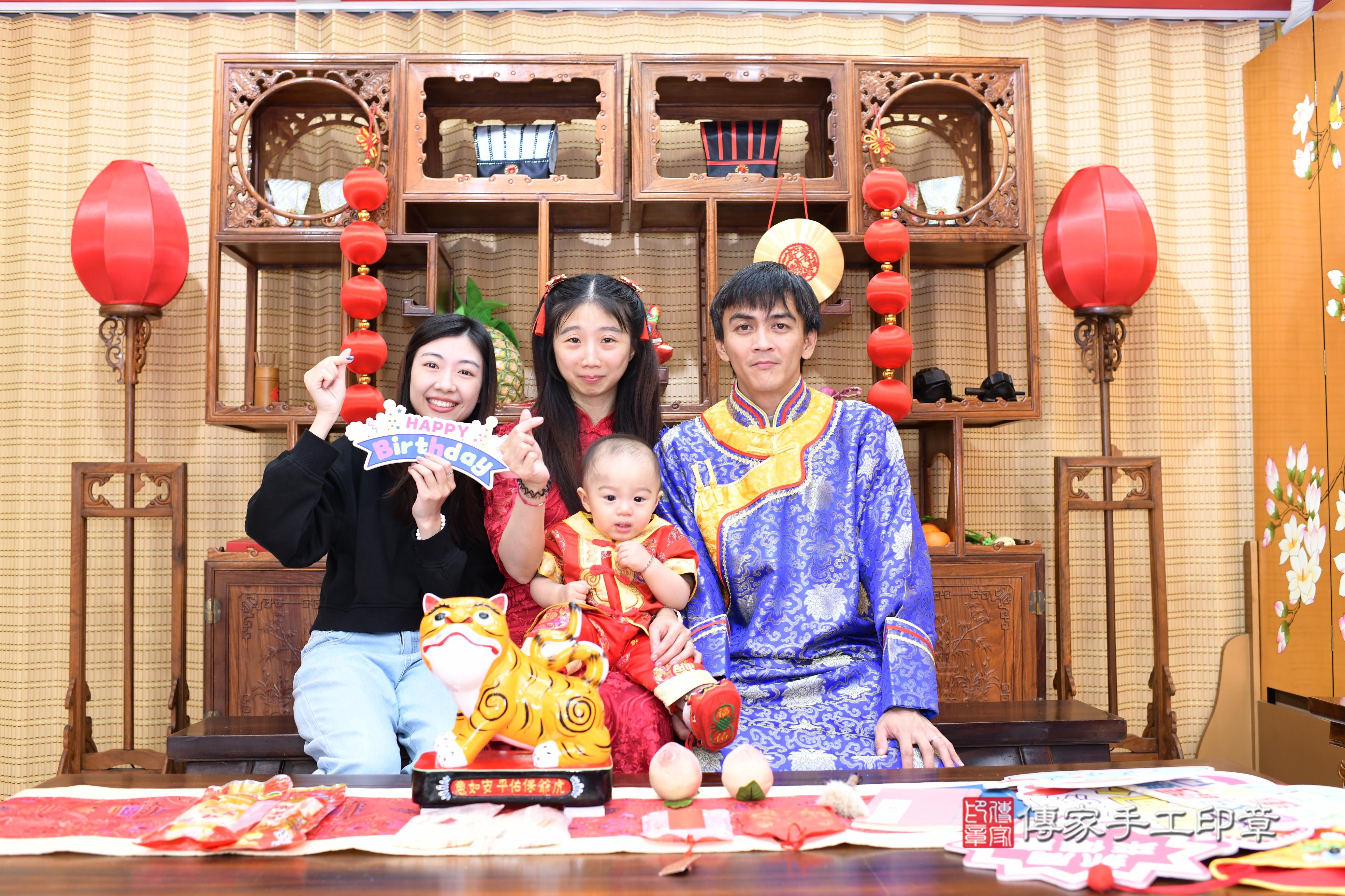 傳家手工印章台南店、抓周、度脺、中國風會場、傳家嬰兒古禮、吉祥話、抓周道具物品24種、拍照。抓周證書。寶寶抓周、滿周歲、生日快樂、祝福 傳家手工印章台南店、抓周、度脺、中國風會場、傳家嬰兒古禮、吉祥話、抓周道具物品24種、拍照。抓周證書。寶寶抓周、滿周歲、生日快樂、祝福