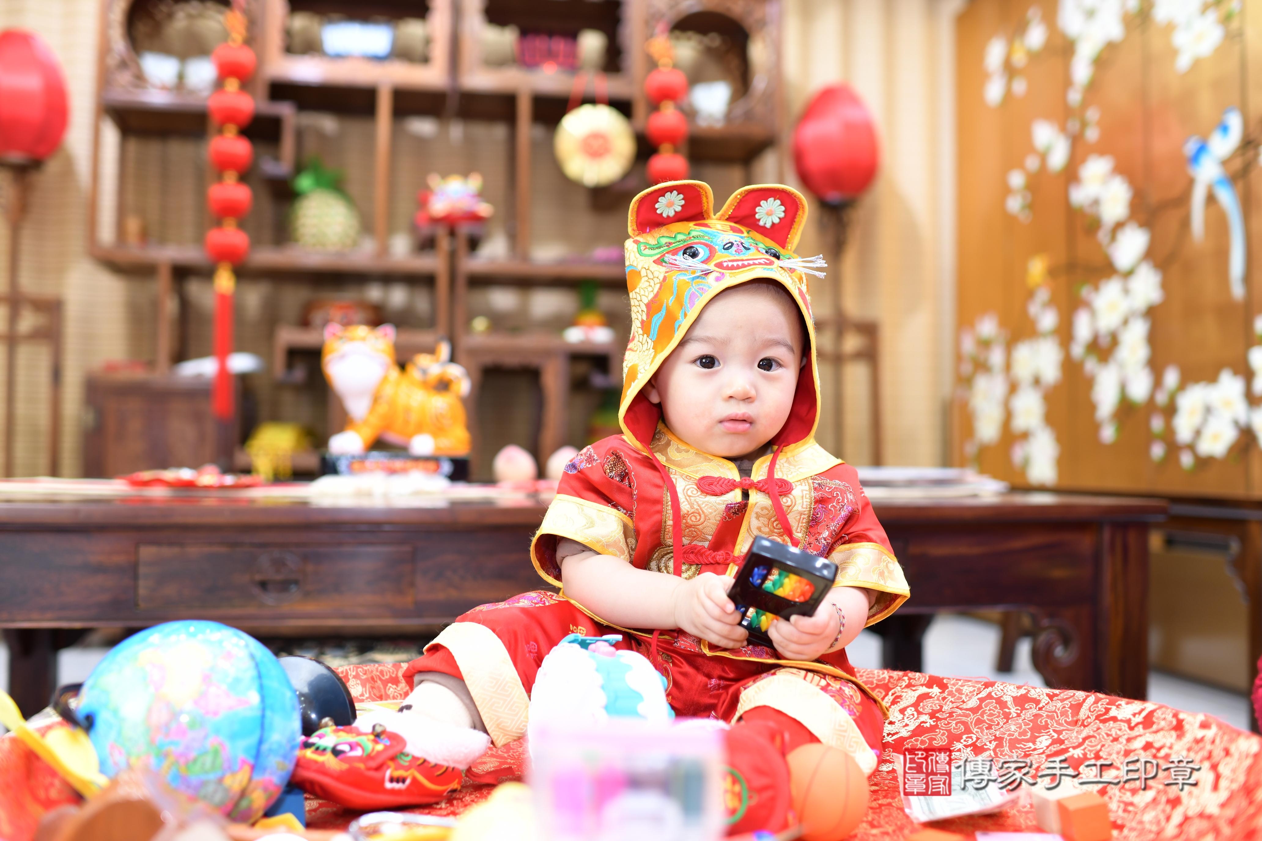 傳家手工印章台南店、抓周、度脺、中國風會場、傳家嬰兒古禮、吉祥話、抓周道具物品24種、拍照。抓周證書。寶寶抓周、滿周歲、生日快樂、祝福 傳家手工印章台南店、抓周、度脺、中國風會場、傳家嬰兒古禮、吉祥話、抓周道具物品24種、拍照。抓周證書。寶寶抓周、滿周歲、生日快樂、祝福