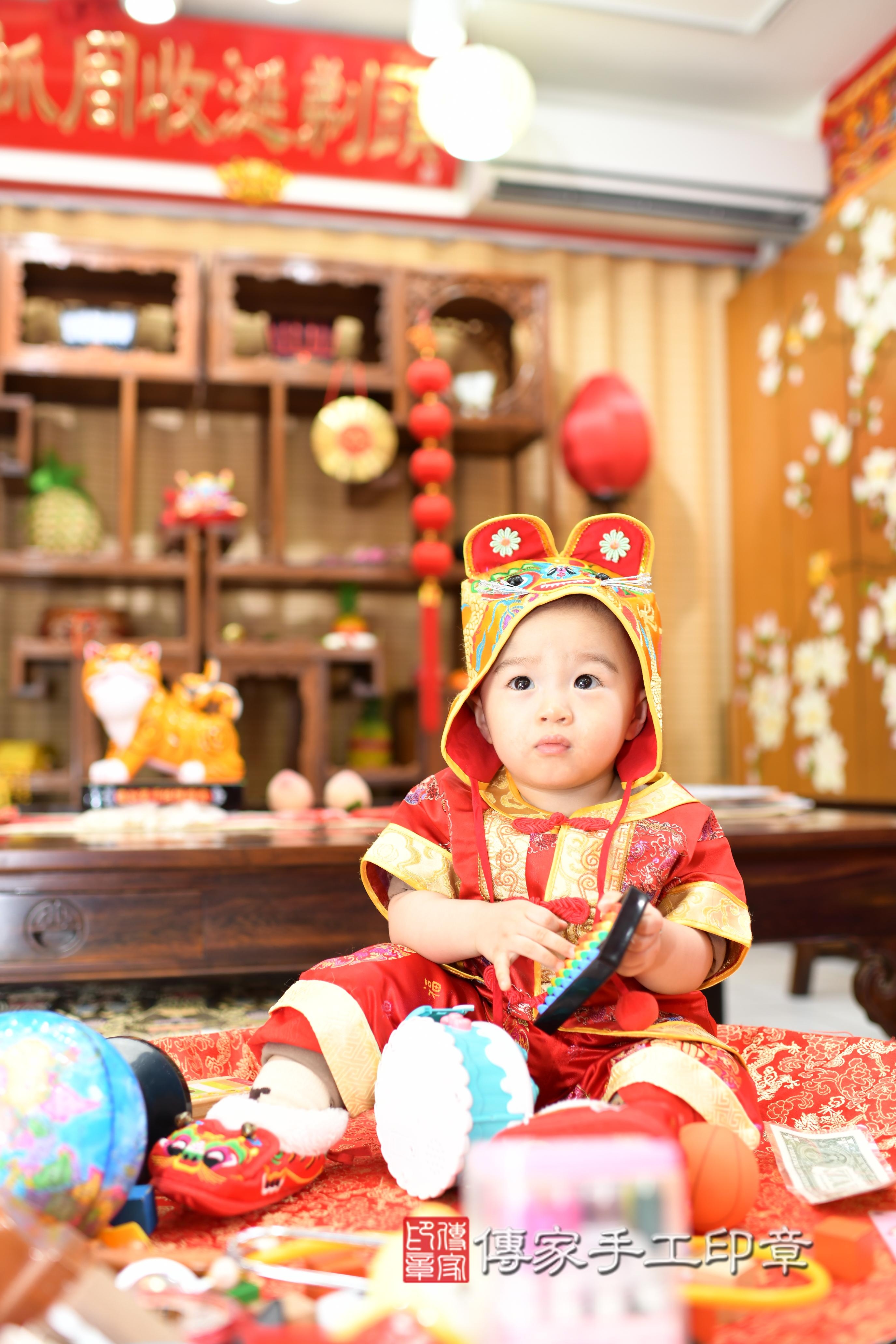 傳家手工印章台南店、抓周、度脺、中國風會場、傳家嬰兒古禮、吉祥話、抓周道具物品24種、拍照。抓周證書。寶寶抓周、滿周歲、生日快樂、祝福 傳家手工印章台南店、抓周、度脺、中國風會場、傳家嬰兒古禮、吉祥話、抓周道具物品24種、拍照。抓周證書。寶寶抓周、滿周歲、生日快樂、祝福