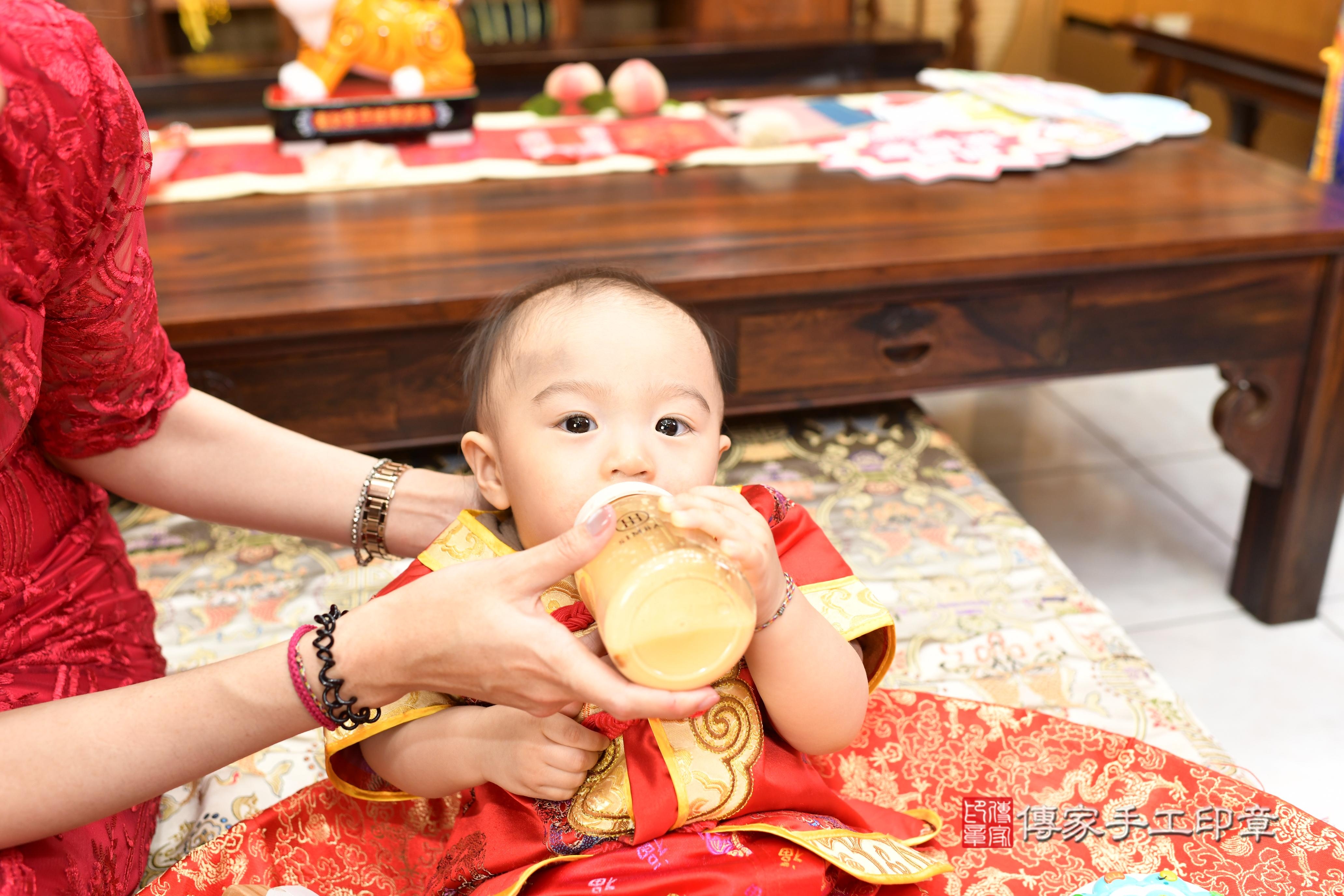 傳家手工印章台南店、抓周、度脺、中國風會場、傳家嬰兒古禮、吉祥話、抓周道具物品24種、拍照。抓周證書。寶寶抓周、滿周歲、生日快樂、祝福