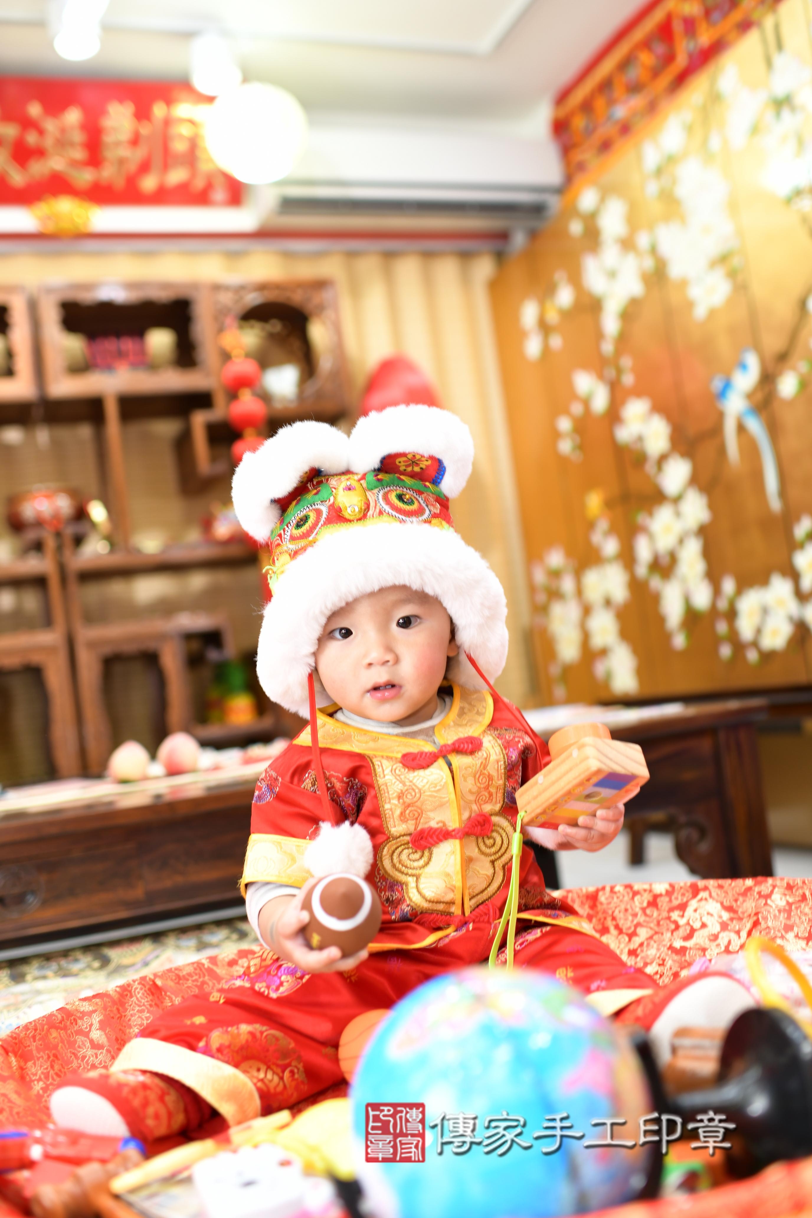 傳家手工印章台南店、抓周、度脺、中國風會場、傳家嬰兒古禮、吉祥話、抓周道具物品24種、拍照。抓周證書。寶寶抓周、滿周歲、生日快樂、祝福