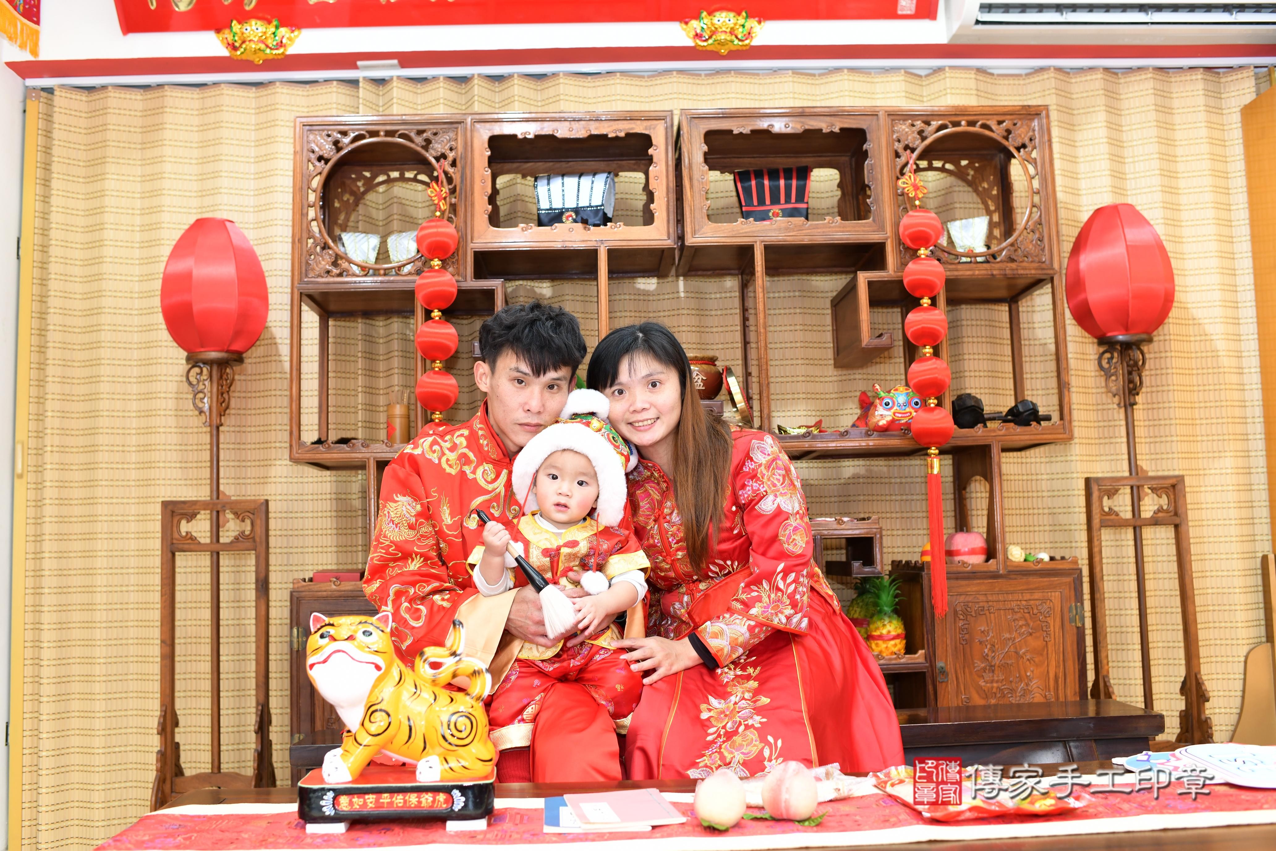 傳家手工印章台南店、抓周、度脺、中國風會場、傳家嬰兒古禮、吉祥話、抓周道具物品24種、拍照。抓周證書。寶寶抓周、滿周歲、生日快樂、祝福