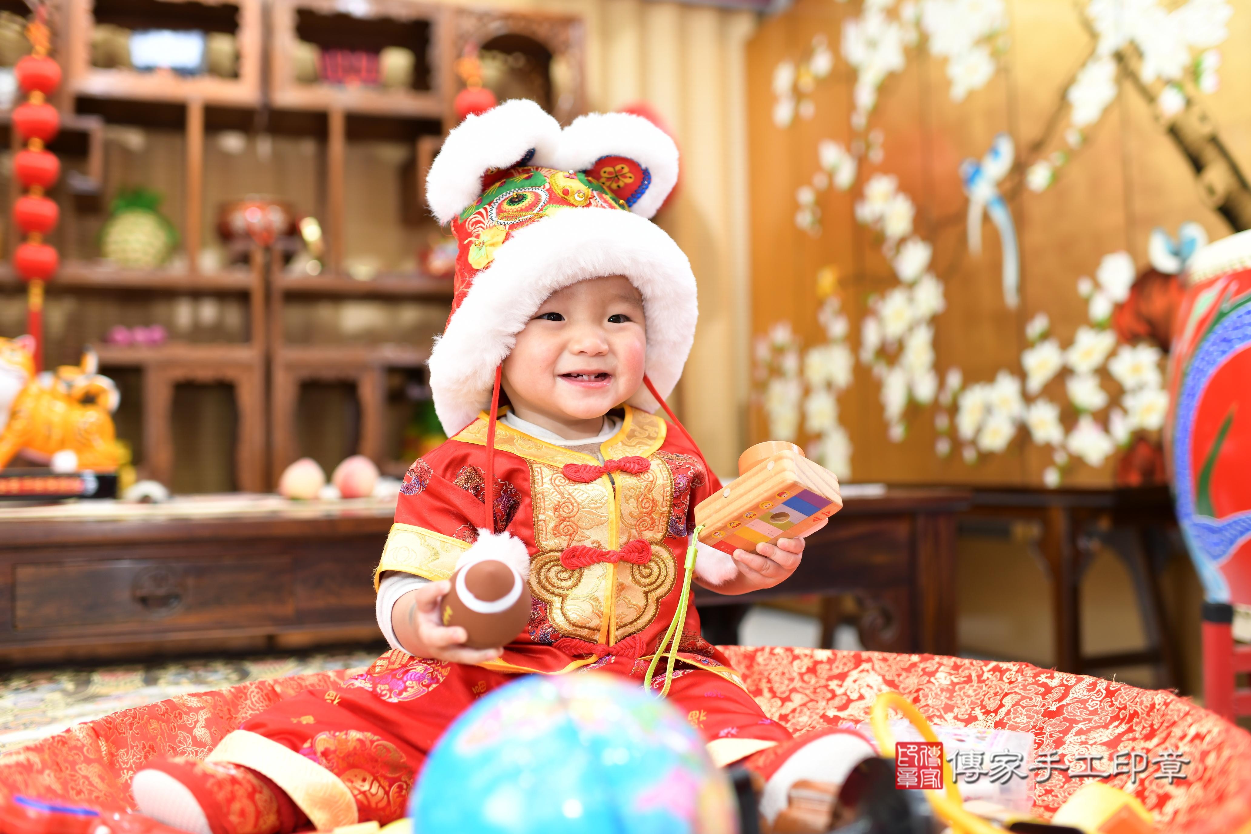 傳家手工印章台南店、抓周、度脺、中國風會場、傳家嬰兒古禮、吉祥話、抓周道具物品24種、拍照。抓周證書。寶寶抓周、滿周歲、生日快樂、祝福 傳家手工印章台南店、抓周、度脺、中國風會場、傳家嬰兒古禮、吉祥話、抓周道具物品24種、拍照。抓周證書。寶寶抓周、滿周歲、生日快樂、祝福