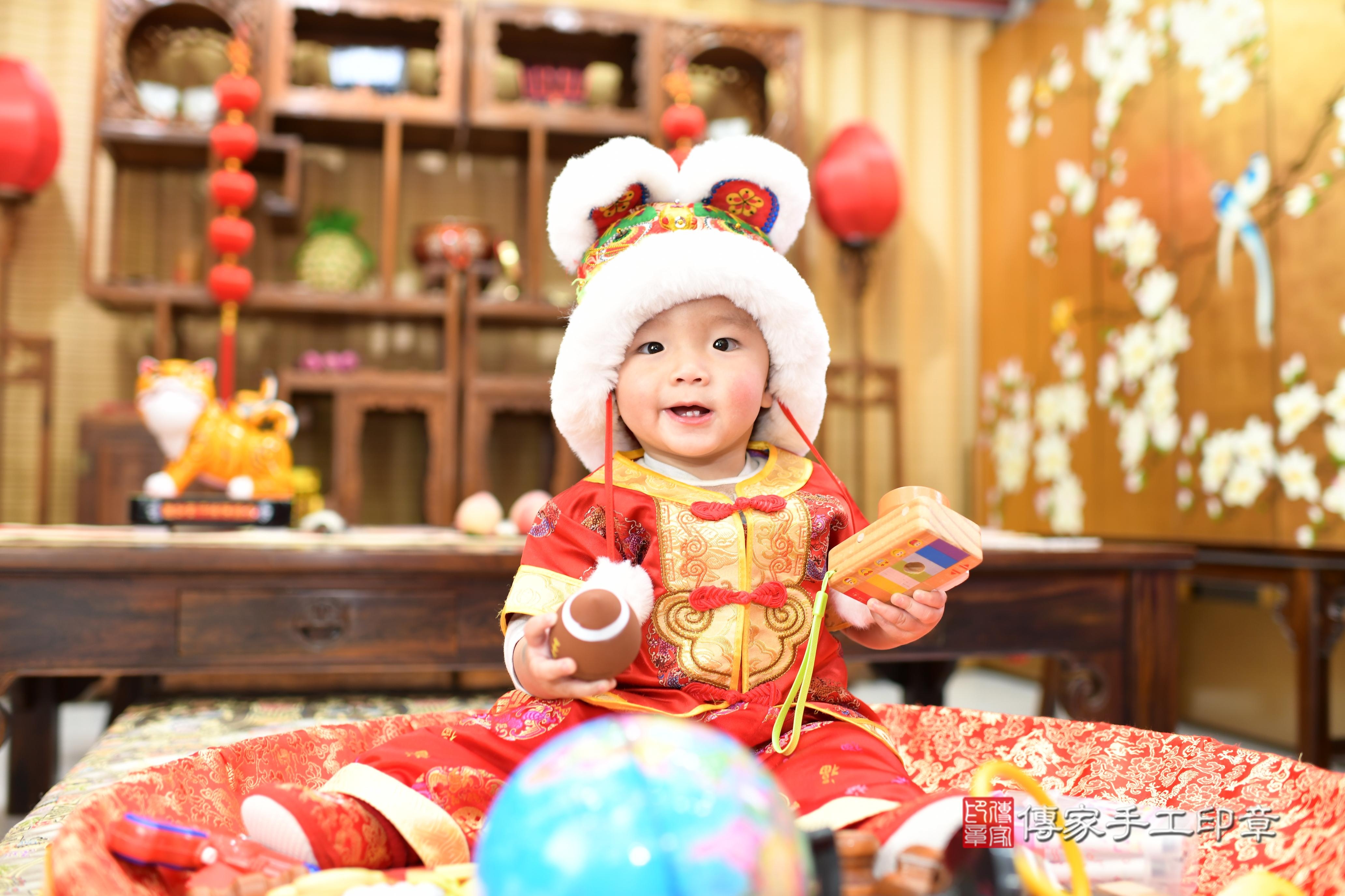 傳家手工印章台南店、抓周、度脺、中國風會場、傳家嬰兒古禮、吉祥話、抓周道具物品24種、拍照。抓周證書。寶寶抓周、滿周歲、生日快樂、祝福 傳家手工印章台南店、抓周、度脺、中國風會場、傳家嬰兒古禮、吉祥話、抓周道具物品24種、拍照。抓周證書。寶寶抓周、滿周歲、生日快樂、祝福