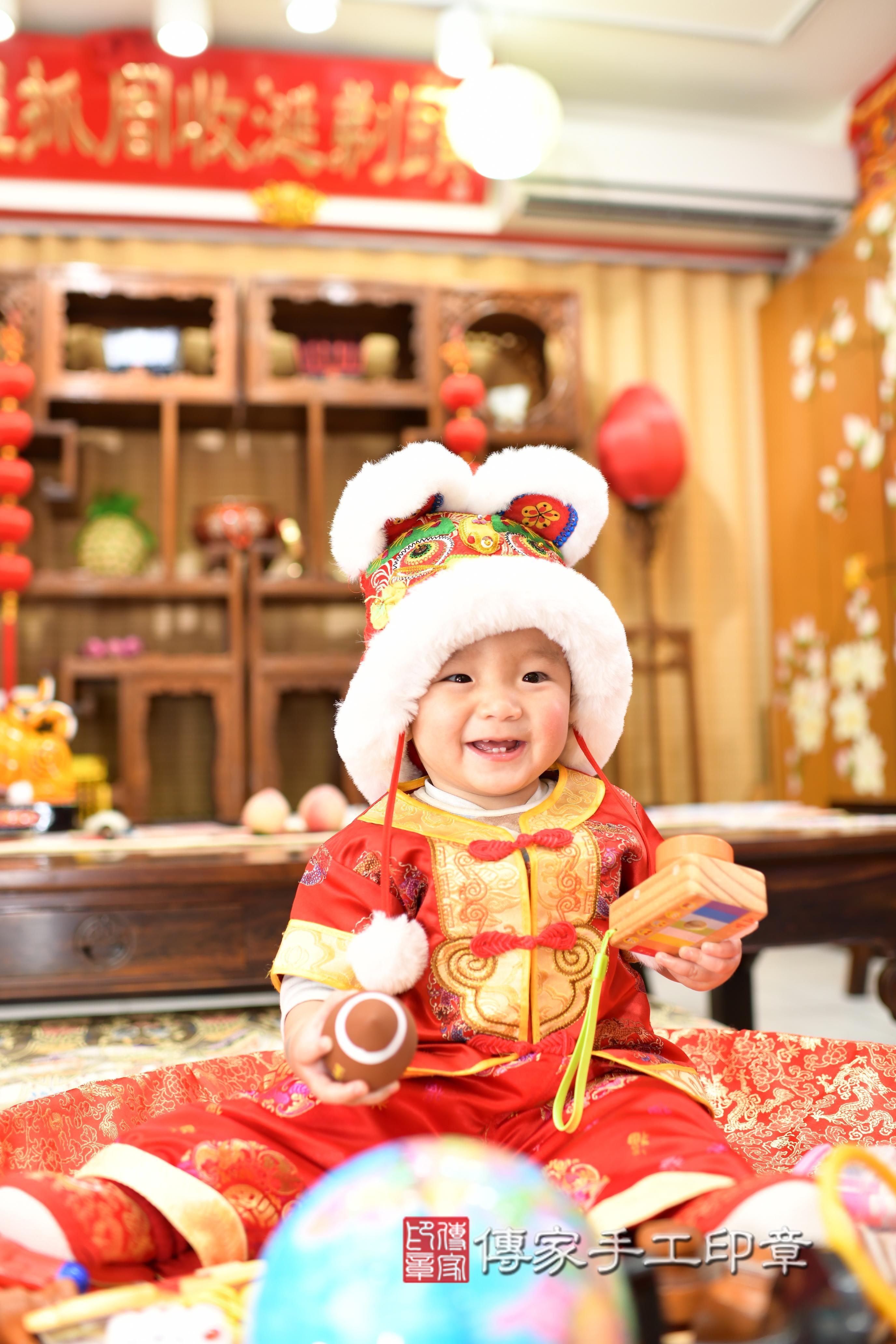 傳家手工印章台南店、抓周、度脺、中國風會場、傳家嬰兒古禮、吉祥話、抓周道具物品24種、拍照。抓周證書。寶寶抓周、滿周歲、生日快樂、祝福 傳家手工印章台南店、抓周、度脺、中國風會場、傳家嬰兒古禮、吉祥話、抓周道具物品24種、拍照。抓周證書。寶寶抓周、滿周歲、生日快樂、祝福