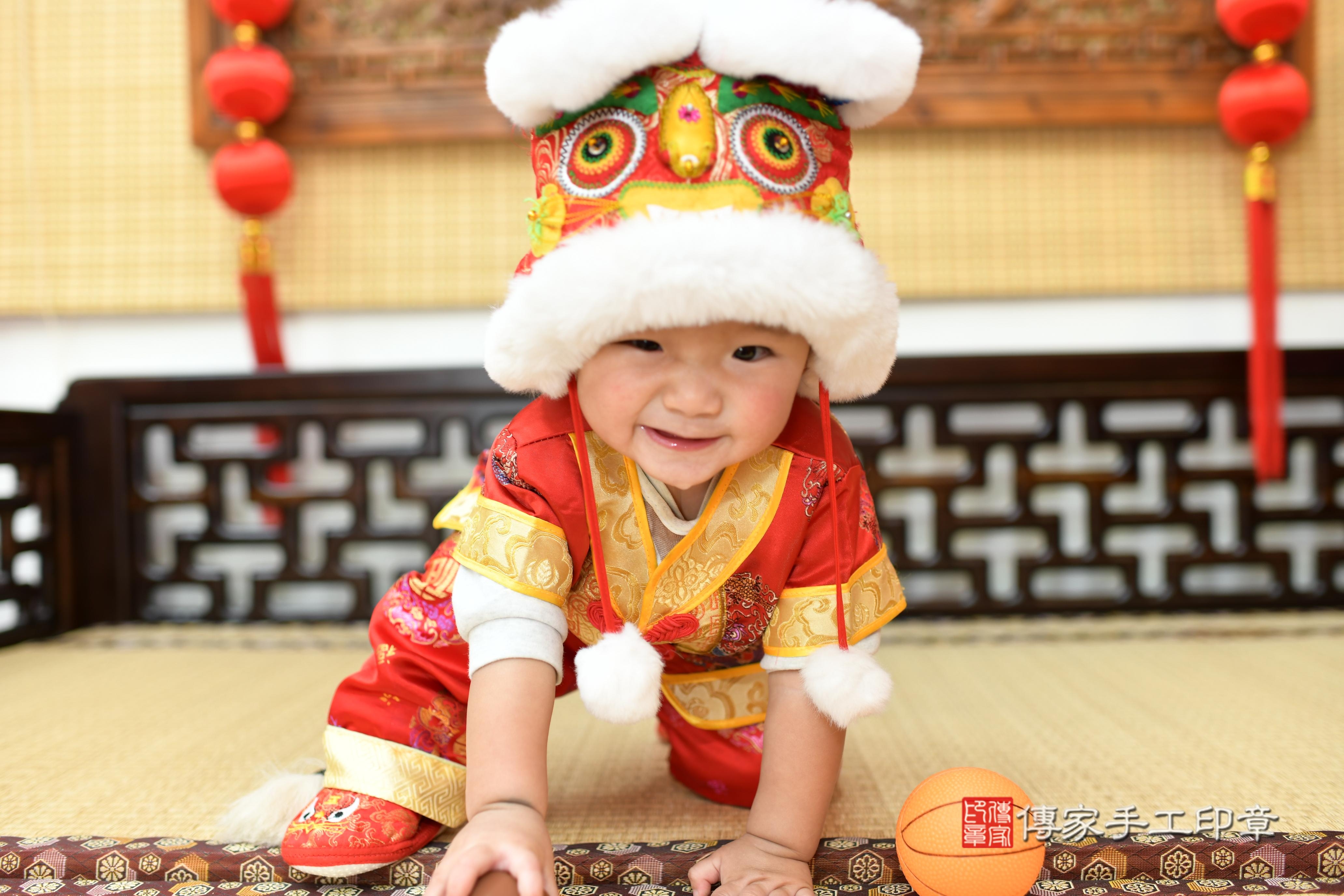 傳家手工印章台南店、抓周、度脺、中國風會場、傳家嬰兒古禮、吉祥話、抓周道具物品24種、拍照。抓周證書。寶寶抓周、滿周歲、生日快樂、祝福 傳家手工印章台南店、抓周、度脺、中國風會場、傳家嬰兒古禮、吉祥話、抓周道具物品24種、拍照。抓周證書。寶寶抓周、滿周歲、生日快樂、祝福