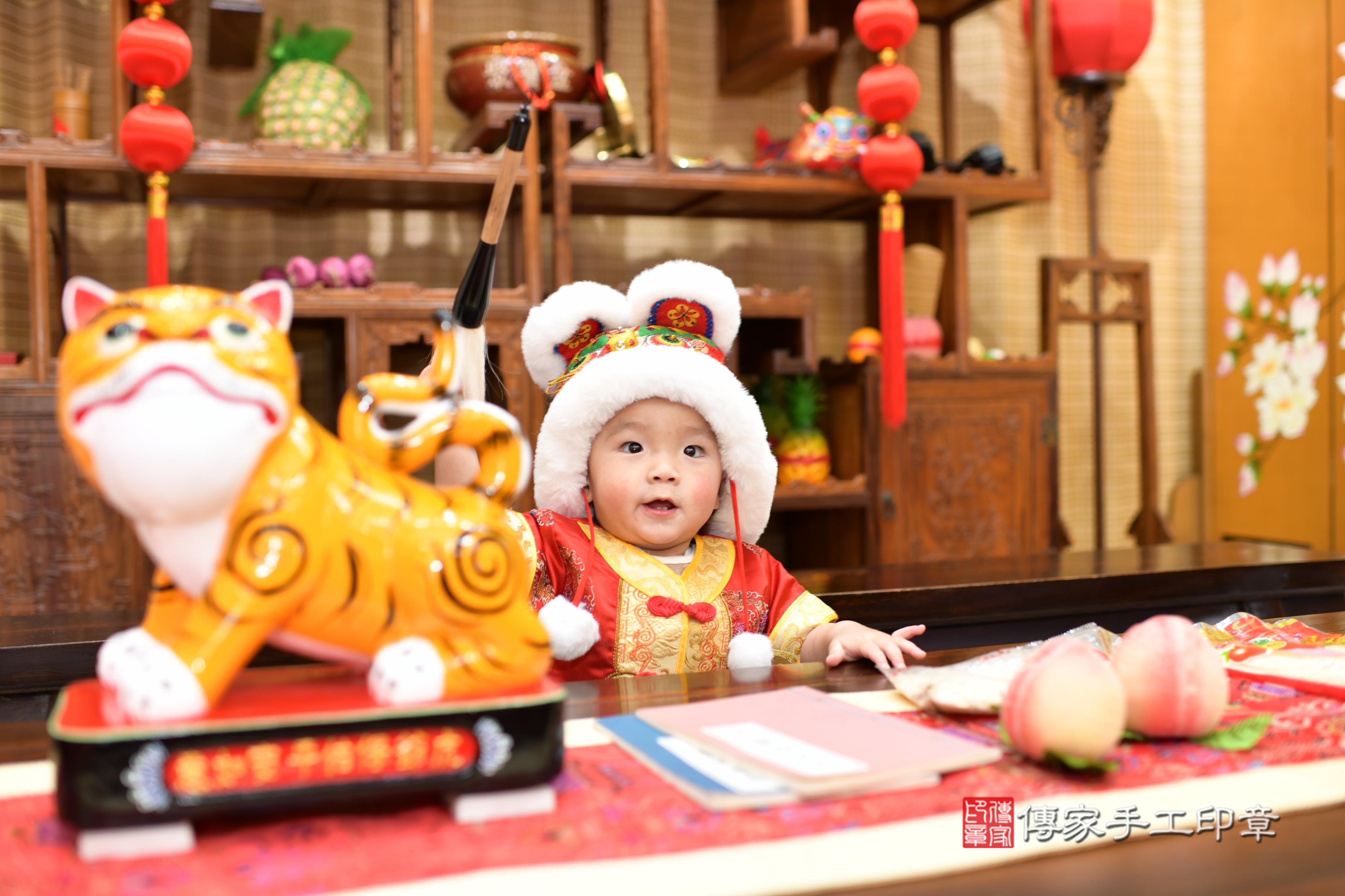 傳家手工印章台南店、抓周、度脺、中國風會場、傳家嬰兒古禮、吉祥話、抓周道具物品24種、拍照。抓周證書。寶寶抓周、滿周歲、生日快樂、祝福 傳家手工印章台南店、抓周、度脺、中國風會場、傳家嬰兒古禮、吉祥話、抓周道具物品24種、拍照。抓周證書。寶寶抓周、滿周歲、生日快樂、祝福