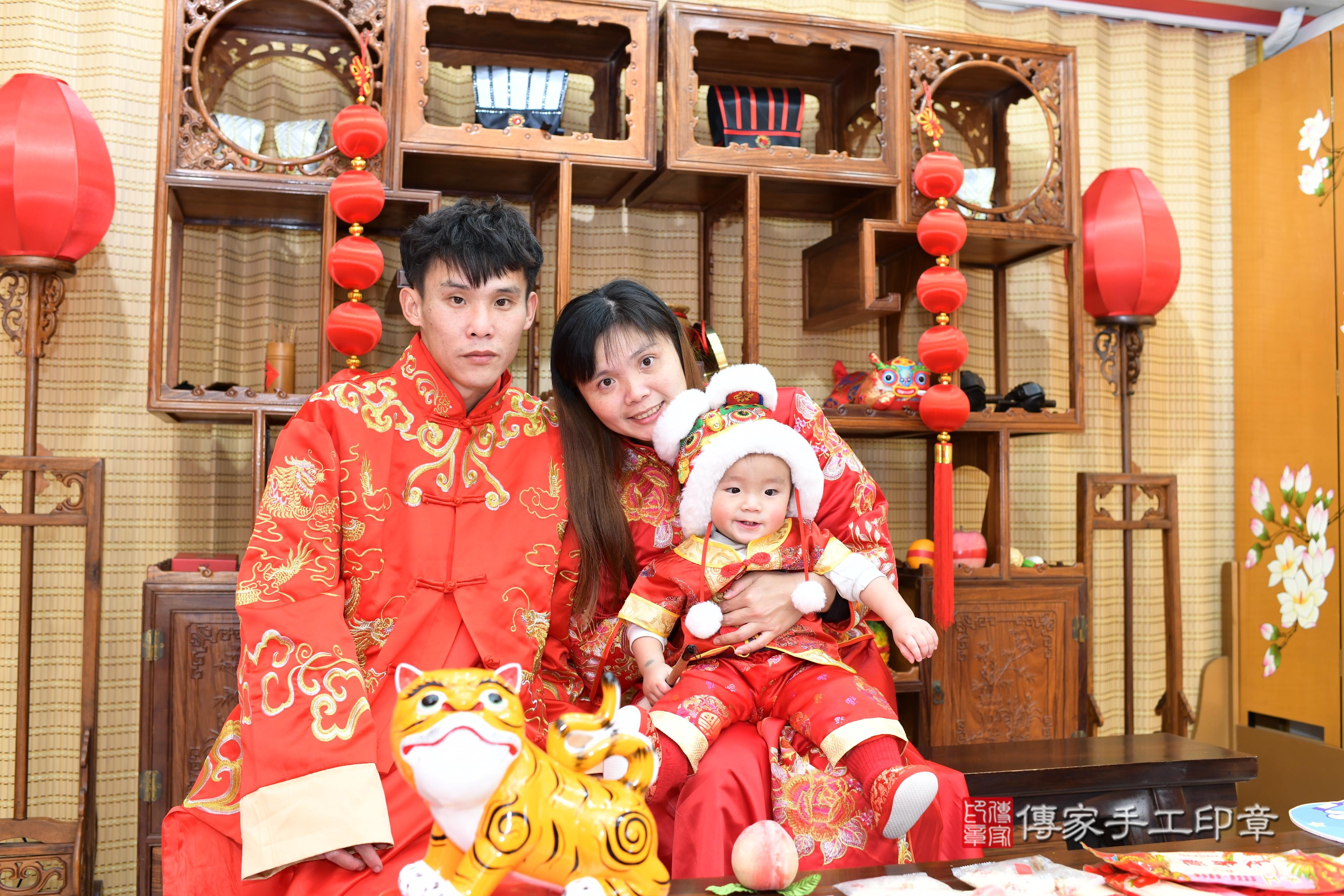 傳家手工印章台南店、抓周、度脺、中國風會場、傳家嬰兒古禮、吉祥話、抓周道具物品24種、拍照。抓周證書。寶寶抓周、滿周歲、生日快樂、祝福 傳家手工印章台南店、抓周、度脺、中國風會場、傳家嬰兒古禮、吉祥話、抓周道具物品24種、拍照。抓周證書。寶寶抓周、滿周歲、生日快樂、祝福