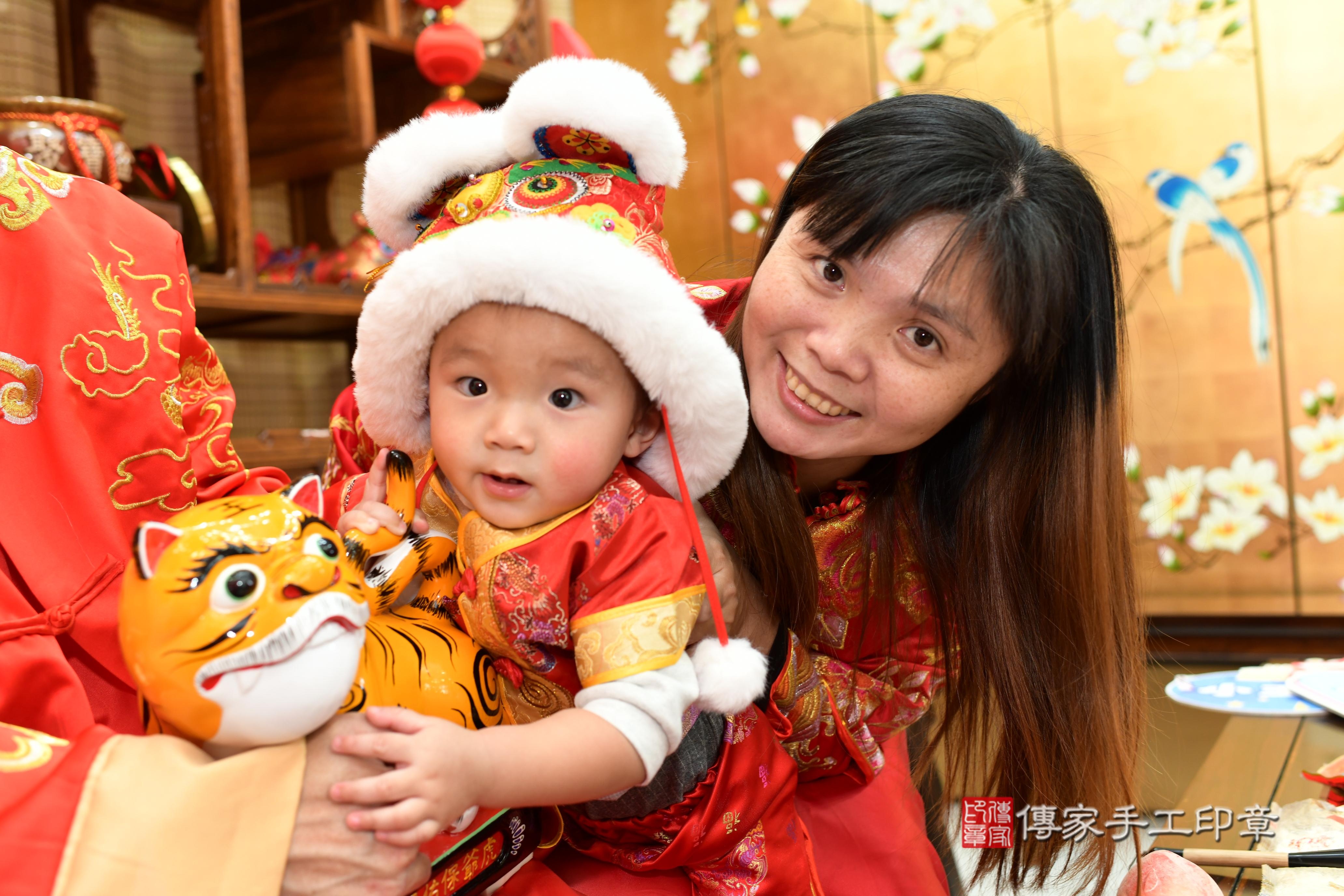 傳家手工印章台南店、抓周、度脺、中國風會場、傳家嬰兒古禮、吉祥話、抓周道具物品24種、拍照。抓周證書。寶寶抓周、滿周歲、生日快樂、祝福 傳家手工印章台南店、抓周、度脺、中國風會場、傳家嬰兒古禮、吉祥話、抓周道具物品24種、拍照。抓周證書。寶寶抓周、滿周歲、生日快樂、祝福