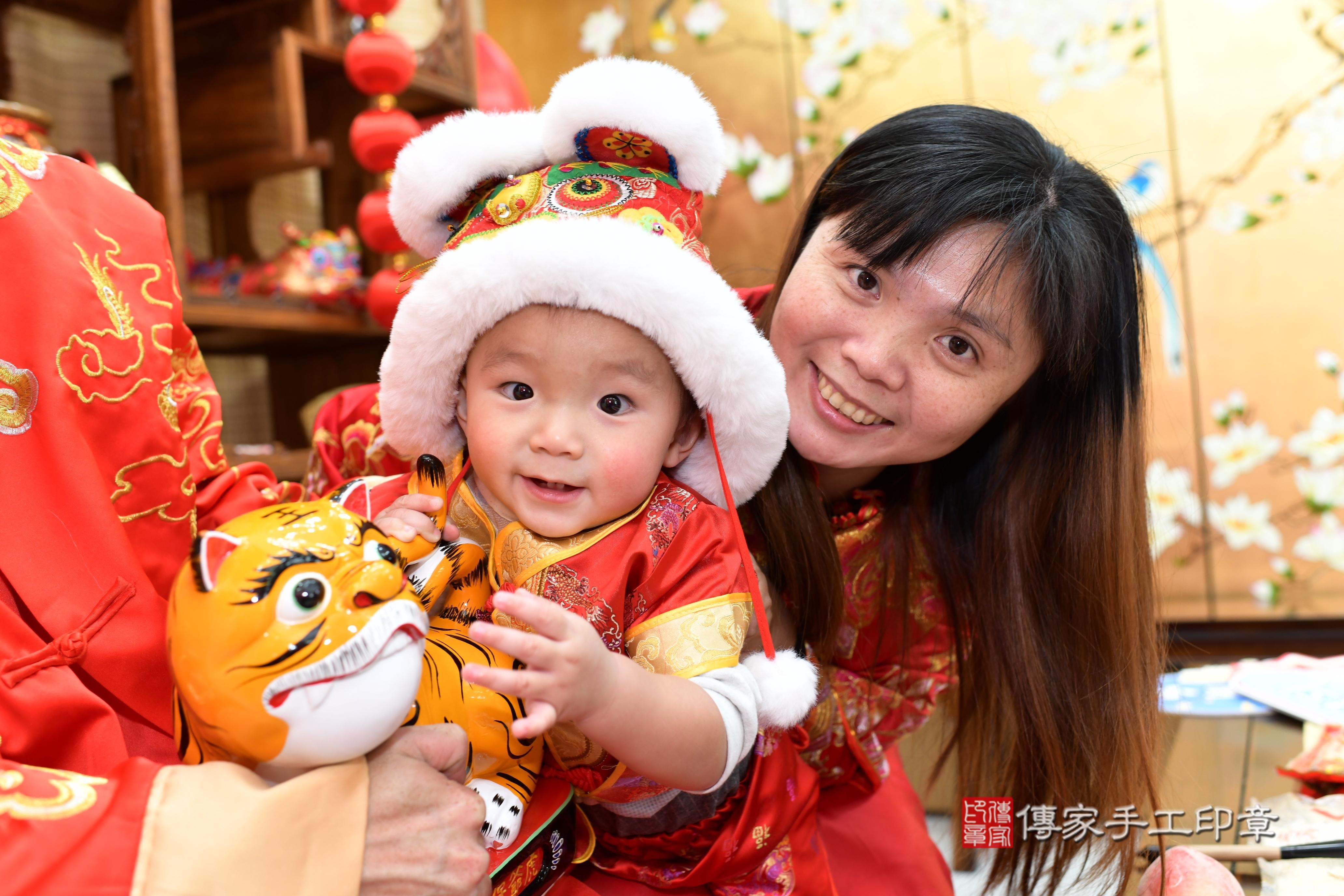 傳家手工印章台南店、抓周、度脺、中國風會場、傳家嬰兒古禮、吉祥話、抓周道具物品24種、拍照。抓周證書。寶寶抓周、滿周歲、生日快樂、祝福 傳家手工印章台南店、抓周、度脺、中國風會場、傳家嬰兒古禮、吉祥話、抓周道具物品24種、拍照。抓周證書。寶寶抓周、滿周歲、生日快樂、祝福