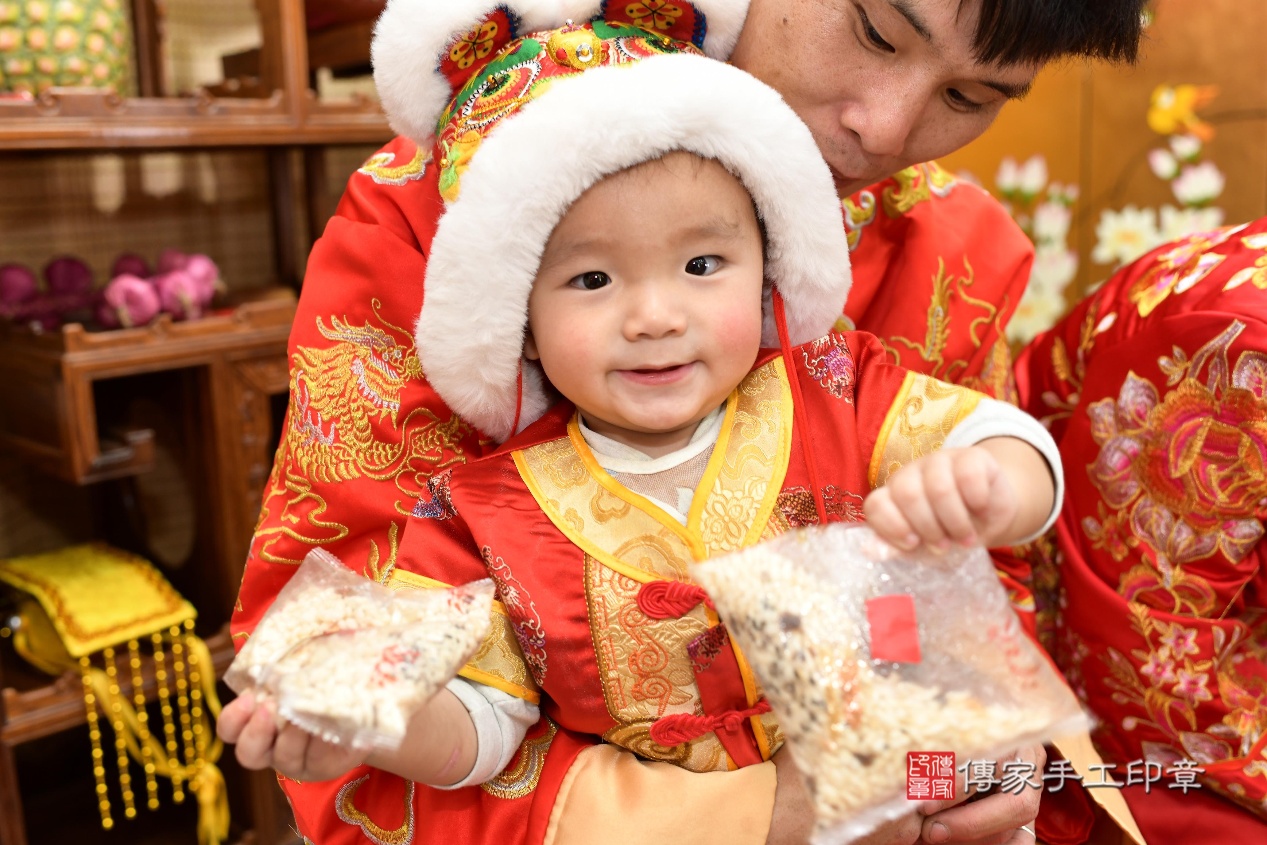傳家手工印章台南店、抓周、度脺、中國風會場、傳家嬰兒古禮、吉祥話、抓周道具物品24種、拍照。抓周證書。寶寶抓周、滿周歲、生日快樂、祝福 傳家手工印章台南店、抓周、度脺、中國風會場、傳家嬰兒古禮、吉祥話、抓周道具物品24種、拍照。抓周證書。寶寶抓周、滿周歲、生日快樂、祝福