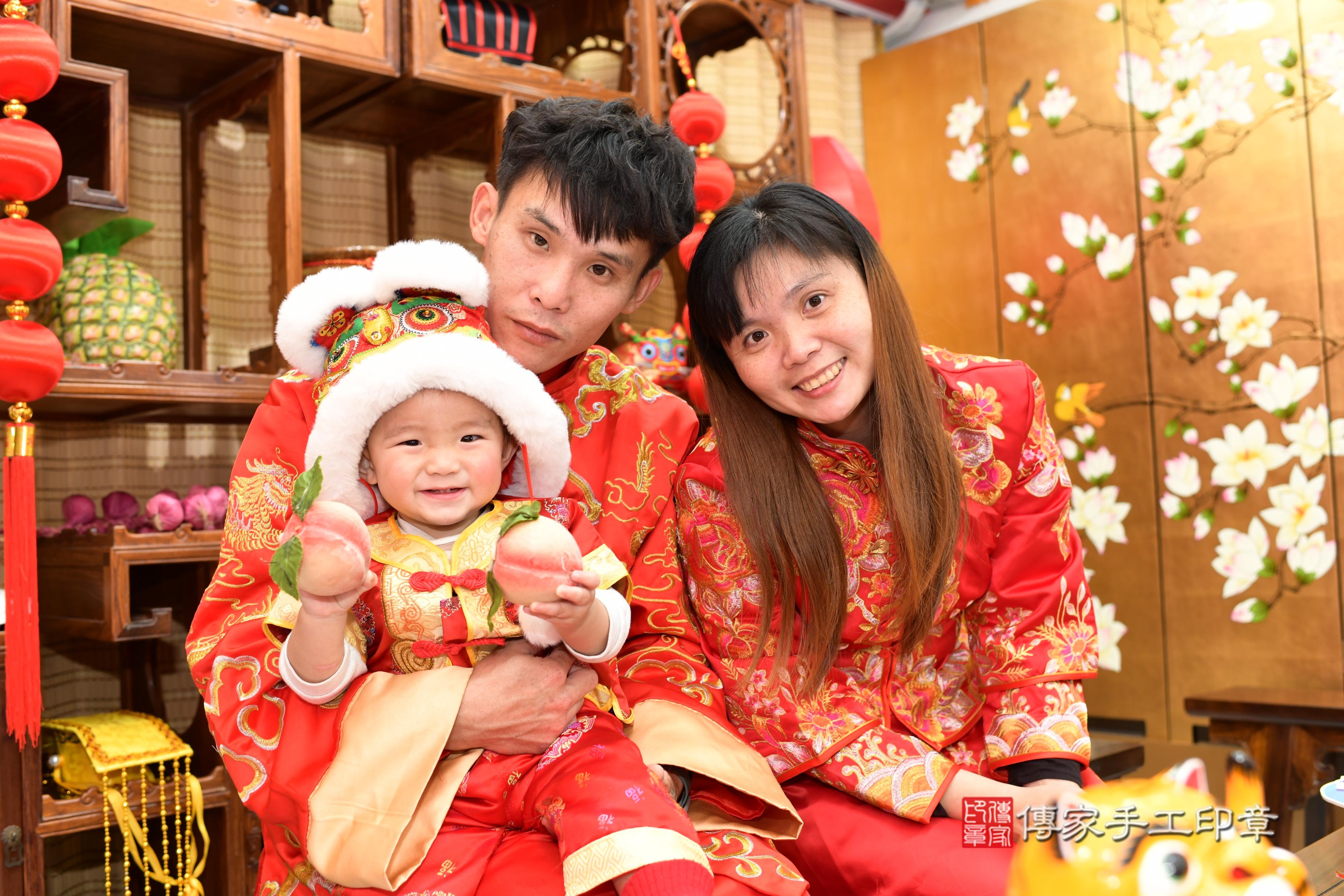 傳家手工印章台南店、抓周、度脺、中國風會場、傳家嬰兒古禮、吉祥話、抓周道具物品24種、拍照。抓周證書。寶寶抓周、滿周歲、生日快樂、祝福 傳家手工印章台南店、抓周、度脺、中國風會場、傳家嬰兒古禮、吉祥話、抓周道具物品24種、拍照。抓周證書。寶寶抓周、滿周歲、生日快樂、祝福