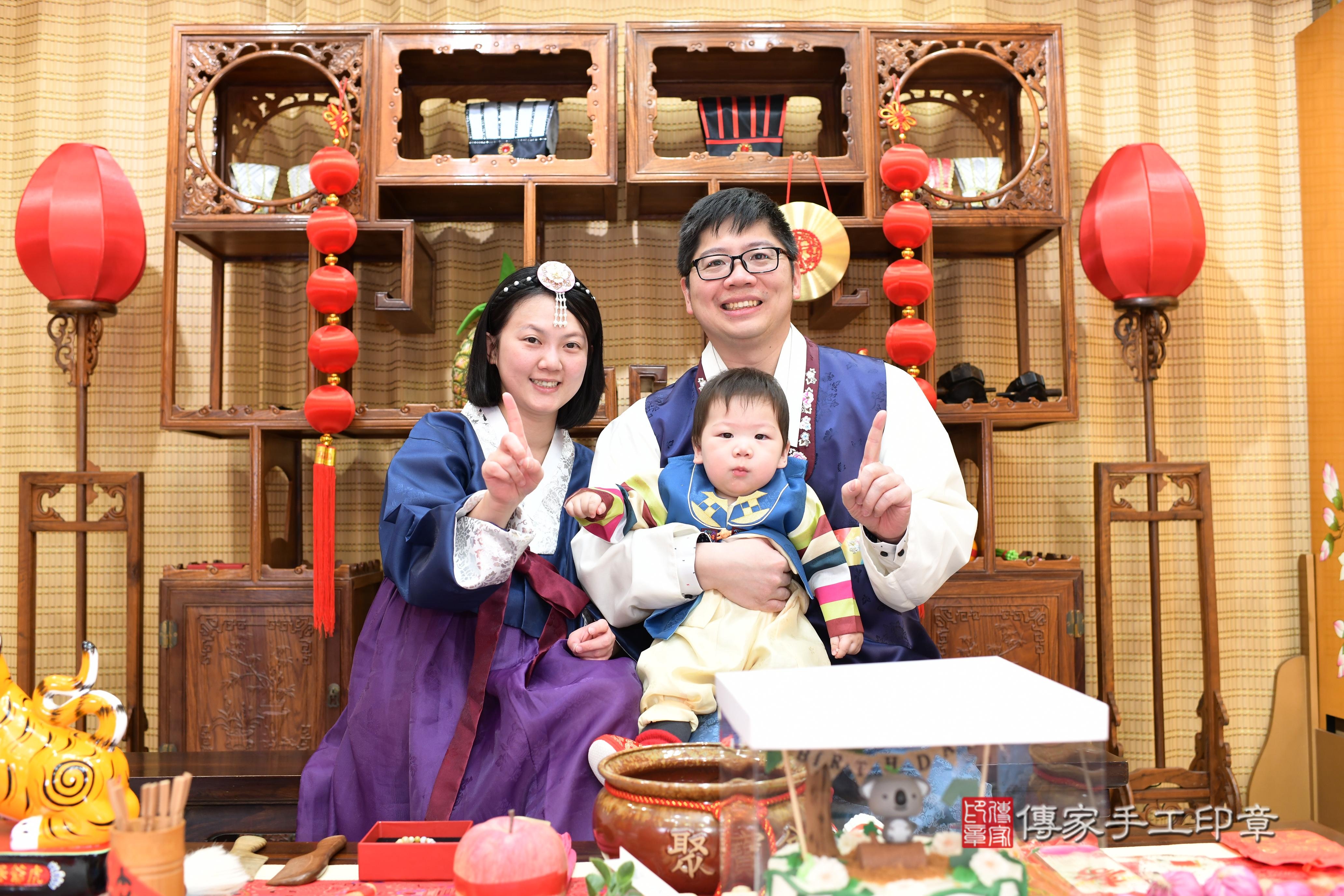 傳家手工印章台南店、抓周、度脺、中國風會場、傳家嬰兒古禮、吉祥話、抓周道具物品24種、拍照。抓周證書。寶寶抓周、滿周歲、生日快樂、祝福 傳家手工印章台南店、抓周、度脺、中國風會場、傳家嬰兒古禮、吉祥話、抓周道具物品24種、拍照。抓周證書。寶寶抓周、滿周歲、生日快樂、祝福