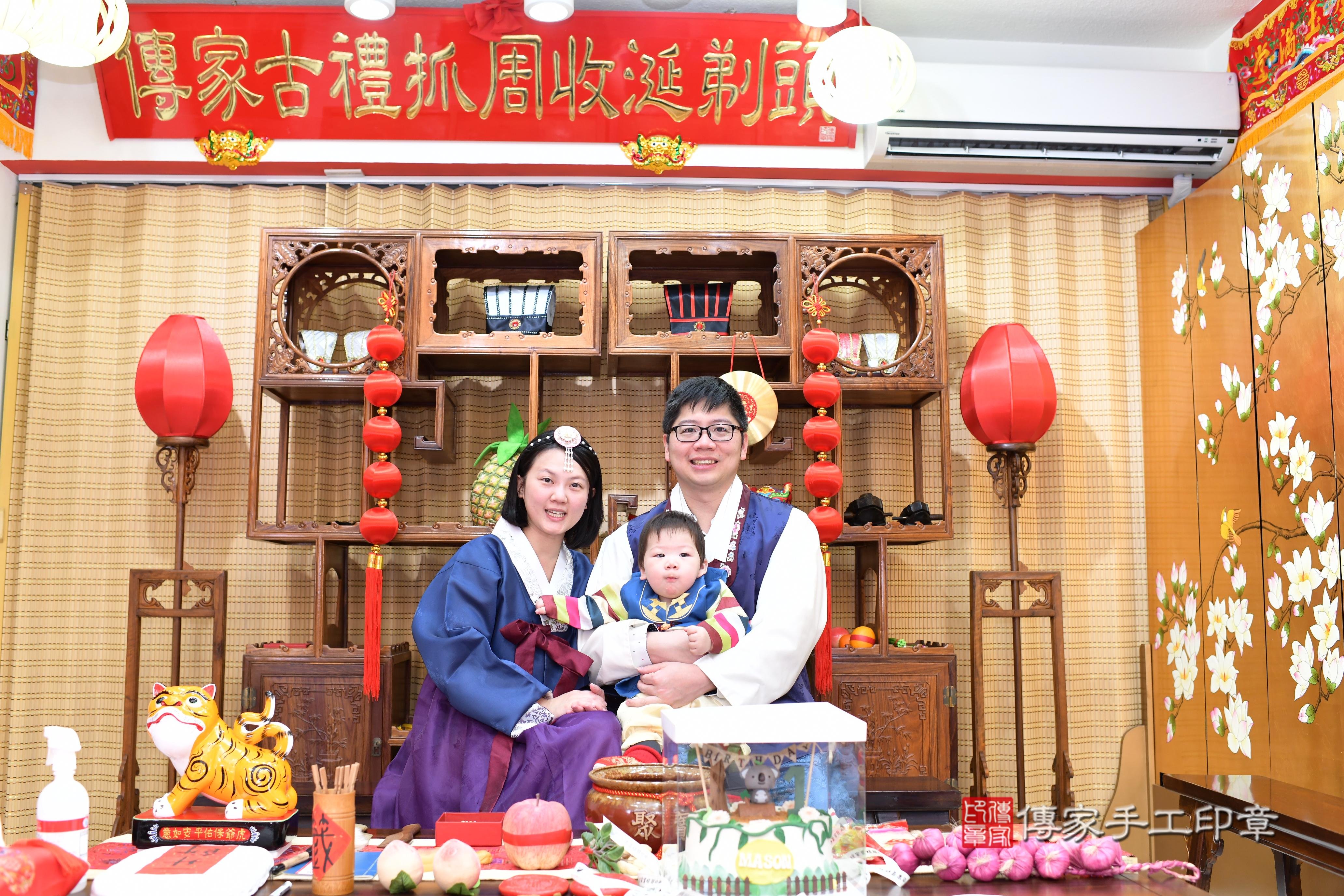 傳家手工印章台南店、抓周、度脺、中國風會場、傳家嬰兒古禮、吉祥話、抓周道具物品24種、拍照。抓周證書。寶寶抓周、滿周歲、生日快樂、祝福 傳家手工印章台南店、抓周、度脺、中國風會場、傳家嬰兒古禮、吉祥話、抓周道具物品24種、拍照。抓周證書。寶寶抓周、滿周歲、生日快樂、祝福