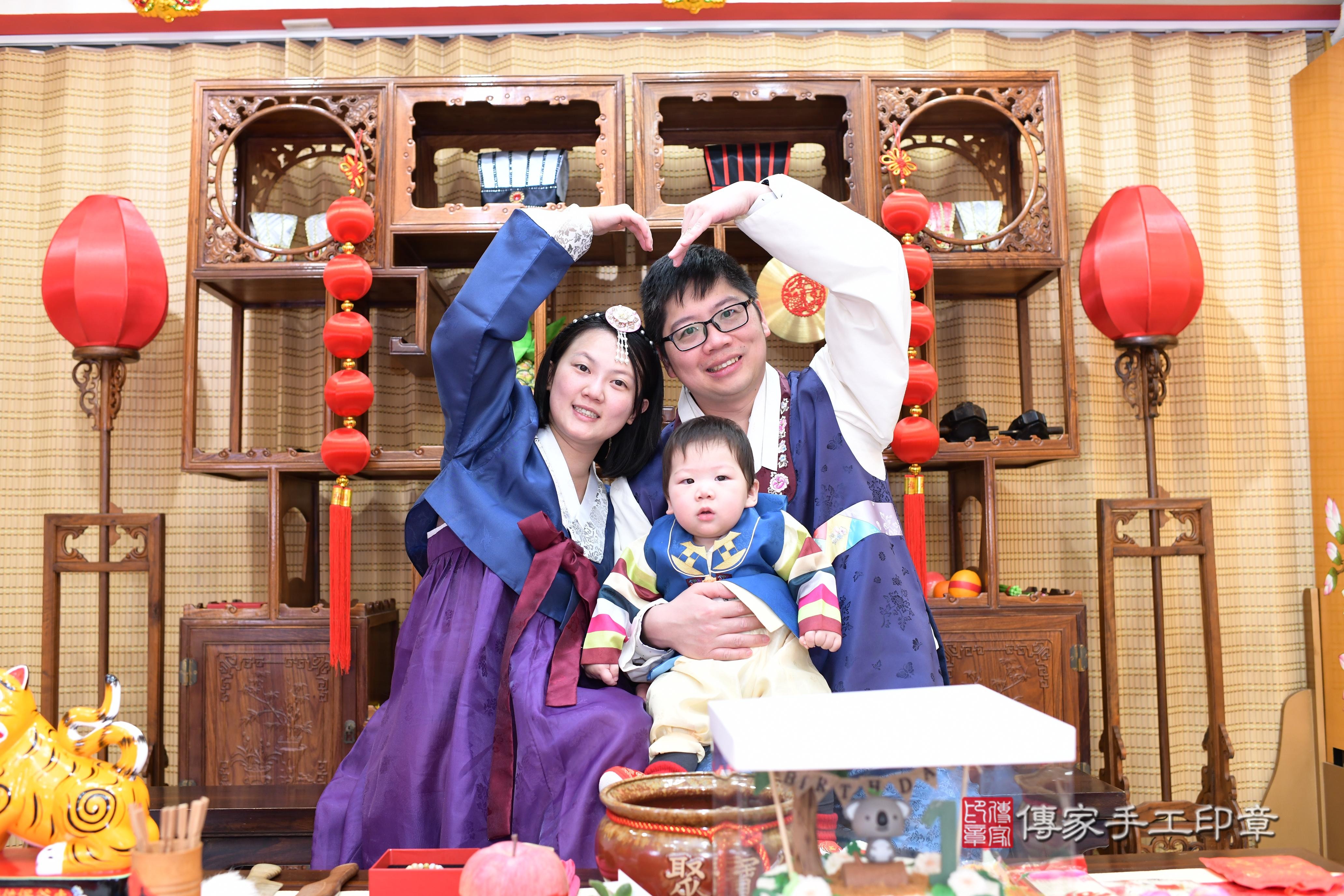 傳家手工印章台南店、抓周、度脺、中國風會場、傳家嬰兒古禮、吉祥話、抓周道具物品24種、拍照。抓周證書。寶寶抓周、滿周歲、生日快樂、祝福 傳家手工印章台南店、抓周、度脺、中國風會場、傳家嬰兒古禮、吉祥話、抓周道具物品24種、拍照。抓周證書。寶寶抓周、滿周歲、生日快樂、祝福