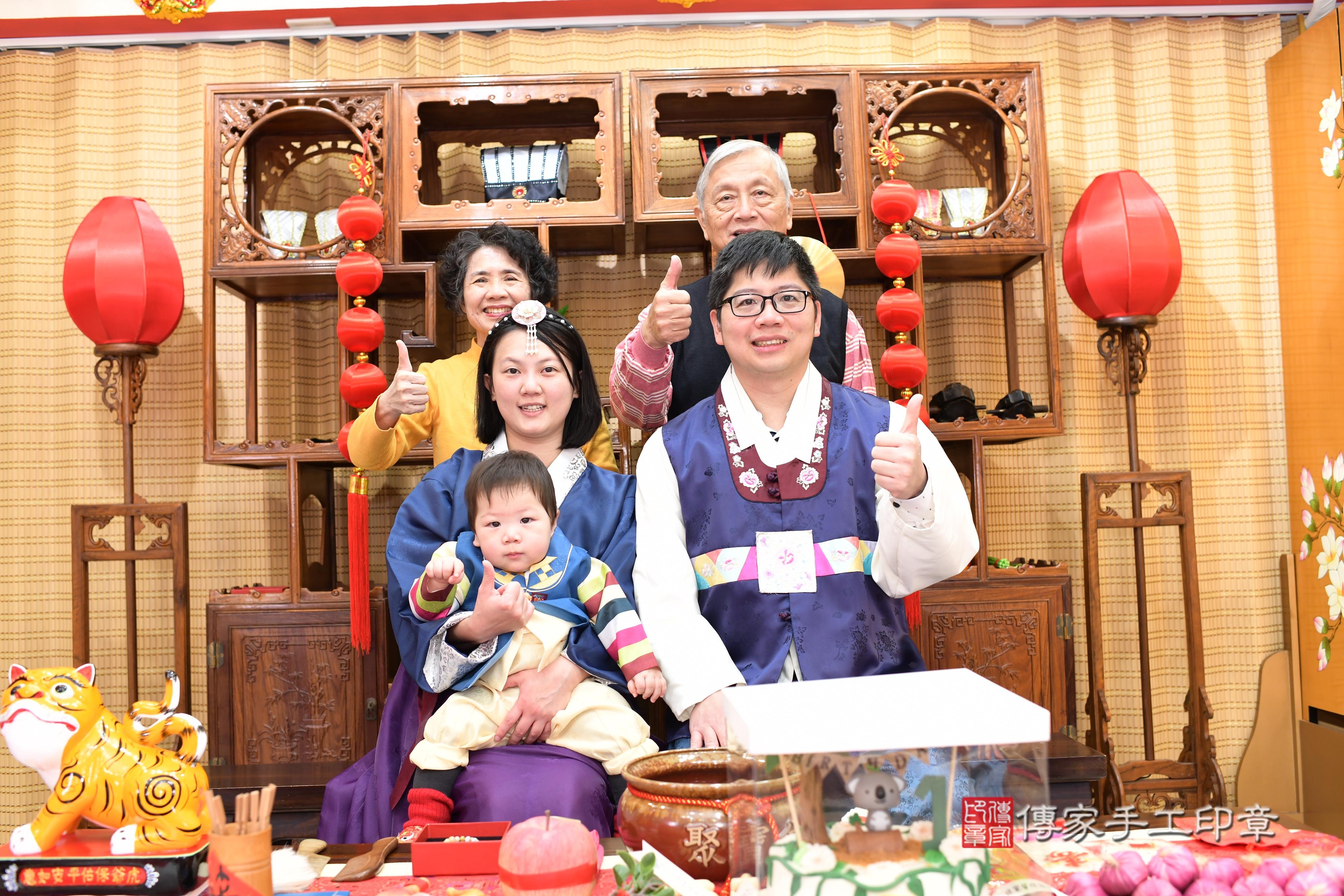 傳家手工印章台南店、抓周、度脺、中國風會場、傳家嬰兒古禮、吉祥話、抓周道具物品24種、拍照。抓周證書。寶寶抓周、滿周歲、生日快樂、祝福 傳家手工印章台南店、抓周、度脺、中國風會場、傳家嬰兒古禮、吉祥話、抓周道具物品24種、拍照。抓周證書。寶寶抓周、滿周歲、生日快樂、祝福