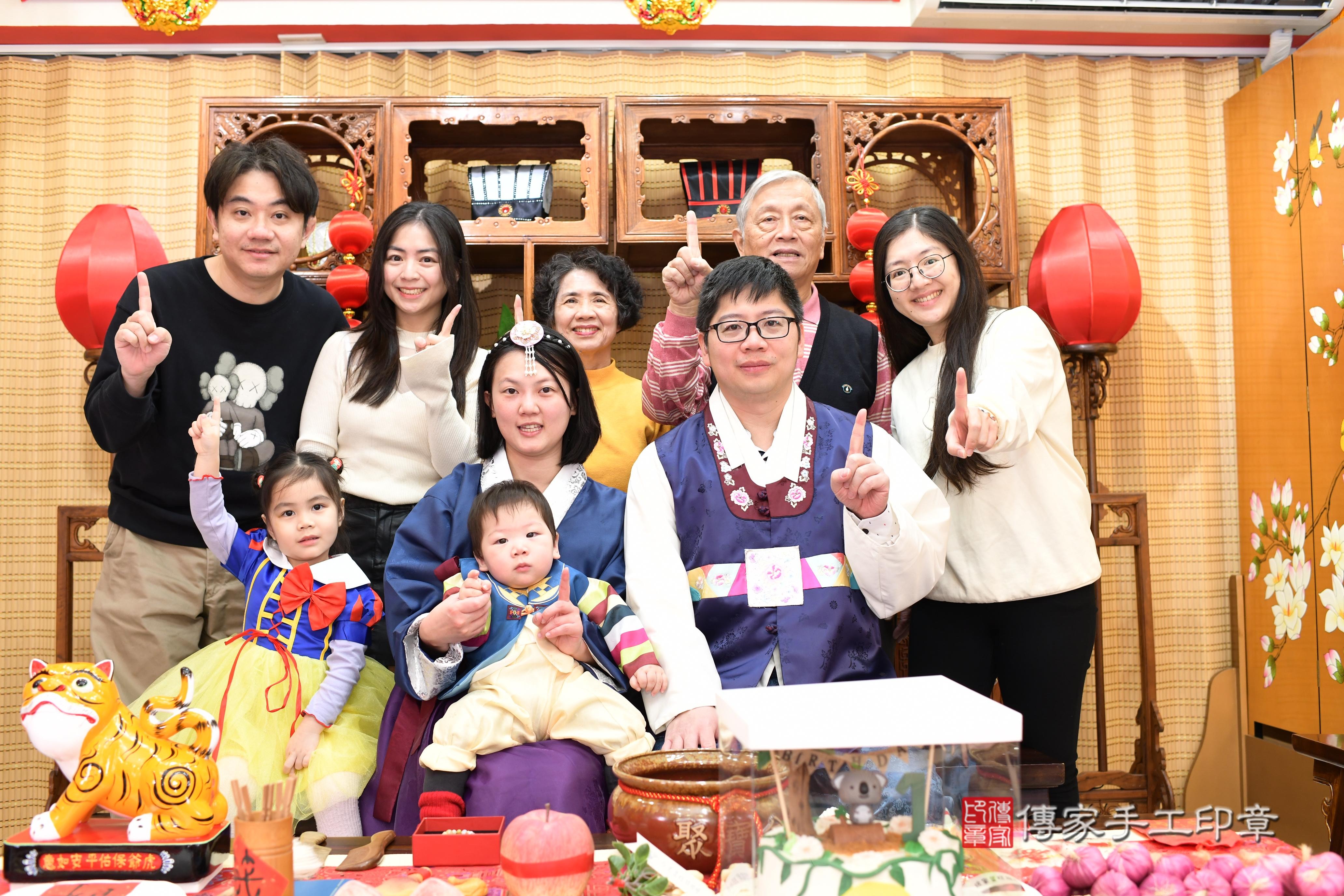 傳家手工印章台南店、抓周、度脺、中國風會場、傳家嬰兒古禮、吉祥話、抓周道具物品24種、拍照。抓周證書。寶寶抓周、滿周歲、生日快樂、祝福 傳家手工印章台南店、抓周、度脺、中國風會場、傳家嬰兒古禮、吉祥話、抓周道具物品24種、拍照。抓周證書。寶寶抓周、滿周歲、生日快樂、祝福