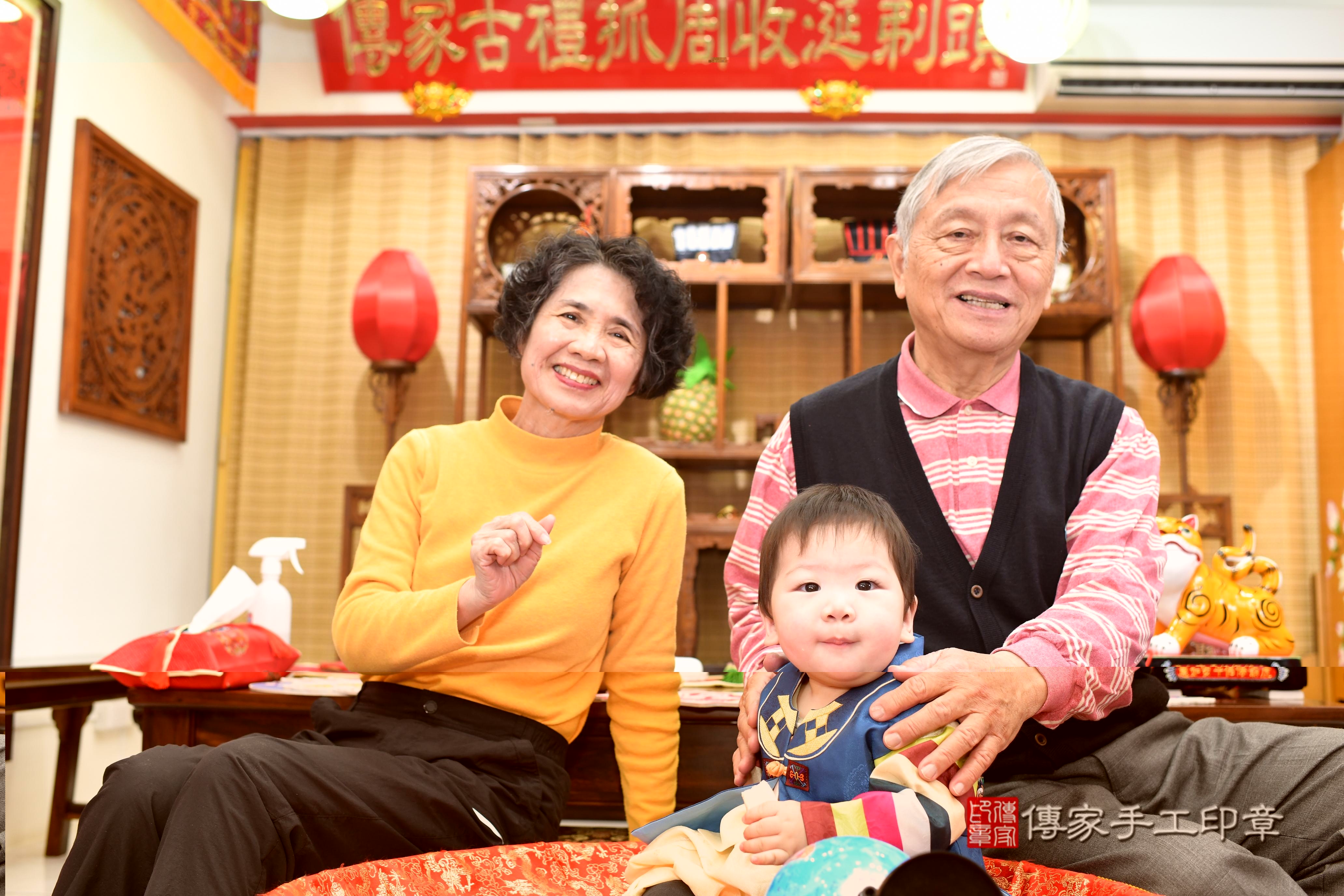 傳家手工印章台南店、抓周、度脺、中國風會場、傳家嬰兒古禮、吉祥話、抓周道具物品24種、拍照。抓周證書。寶寶抓周、滿周歲、生日快樂、祝福 傳家手工印章台南店、抓周、度脺、中國風會場、傳家嬰兒古禮、吉祥話、抓周道具物品24種、拍照。抓周證書。寶寶抓周、滿周歲、生日快樂、祝福