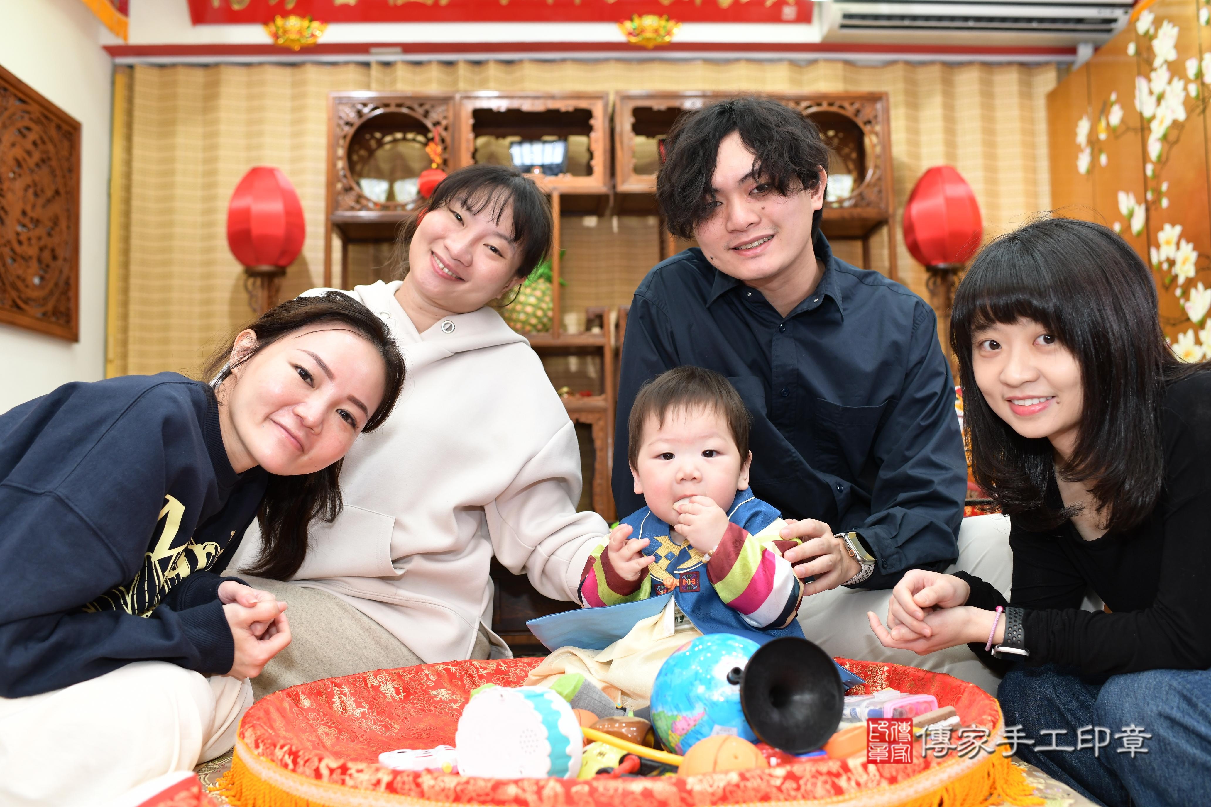 傳家手工印章台南店、抓周、度脺、中國風會場、傳家嬰兒古禮、吉祥話、抓周道具物品24種、拍照。抓周證書。寶寶抓周、滿周歲、生日快樂、祝福 傳家手工印章台南店、抓周、度脺、中國風會場、傳家嬰兒古禮、吉祥話、抓周道具物品24種、拍照。抓周證書。寶寶抓周、滿周歲、生日快樂、祝福