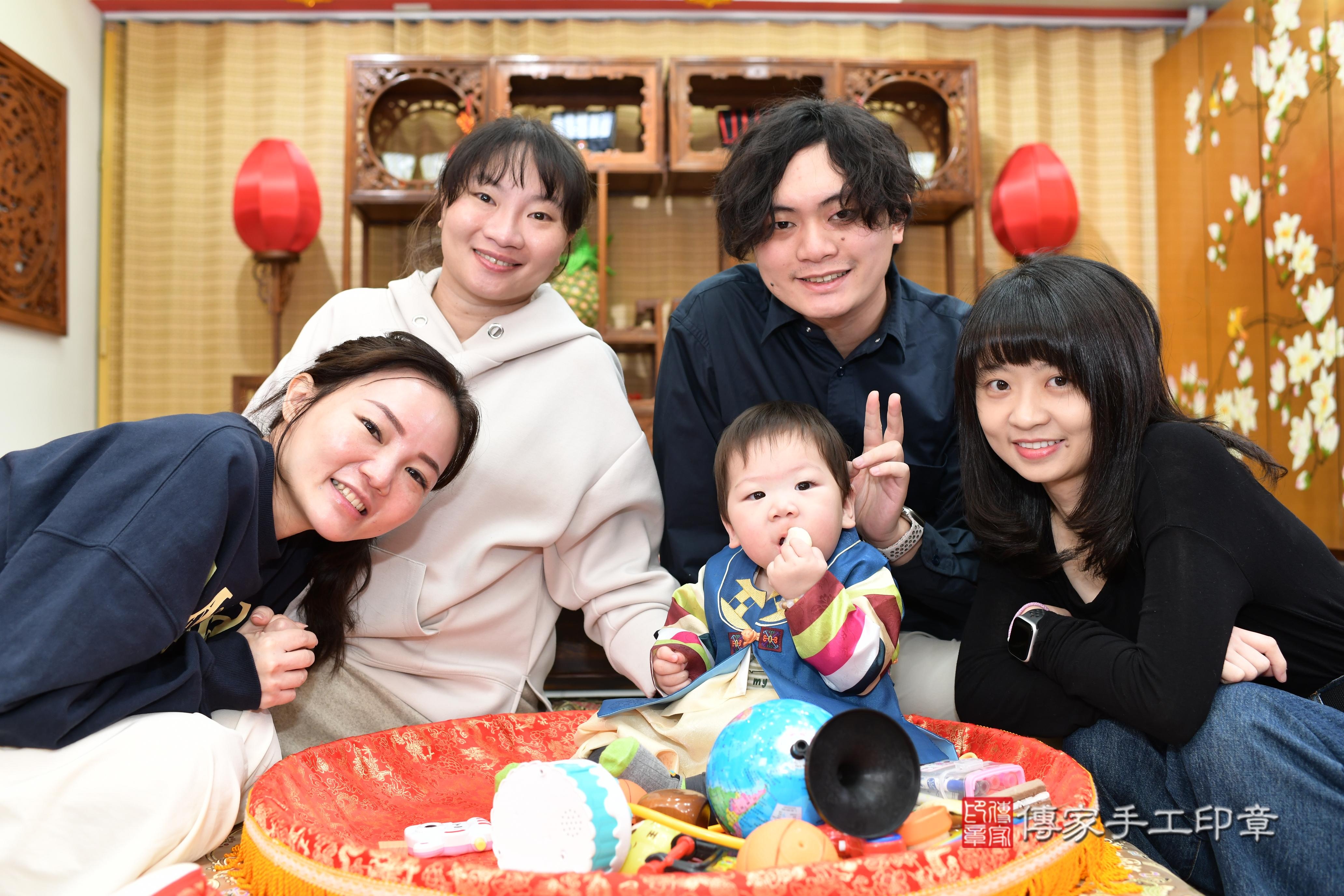 傳家手工印章台南店、抓周、度脺、中國風會場、傳家嬰兒古禮、吉祥話、抓周道具物品24種、拍照。抓周證書。寶寶抓周、滿周歲、生日快樂、祝福