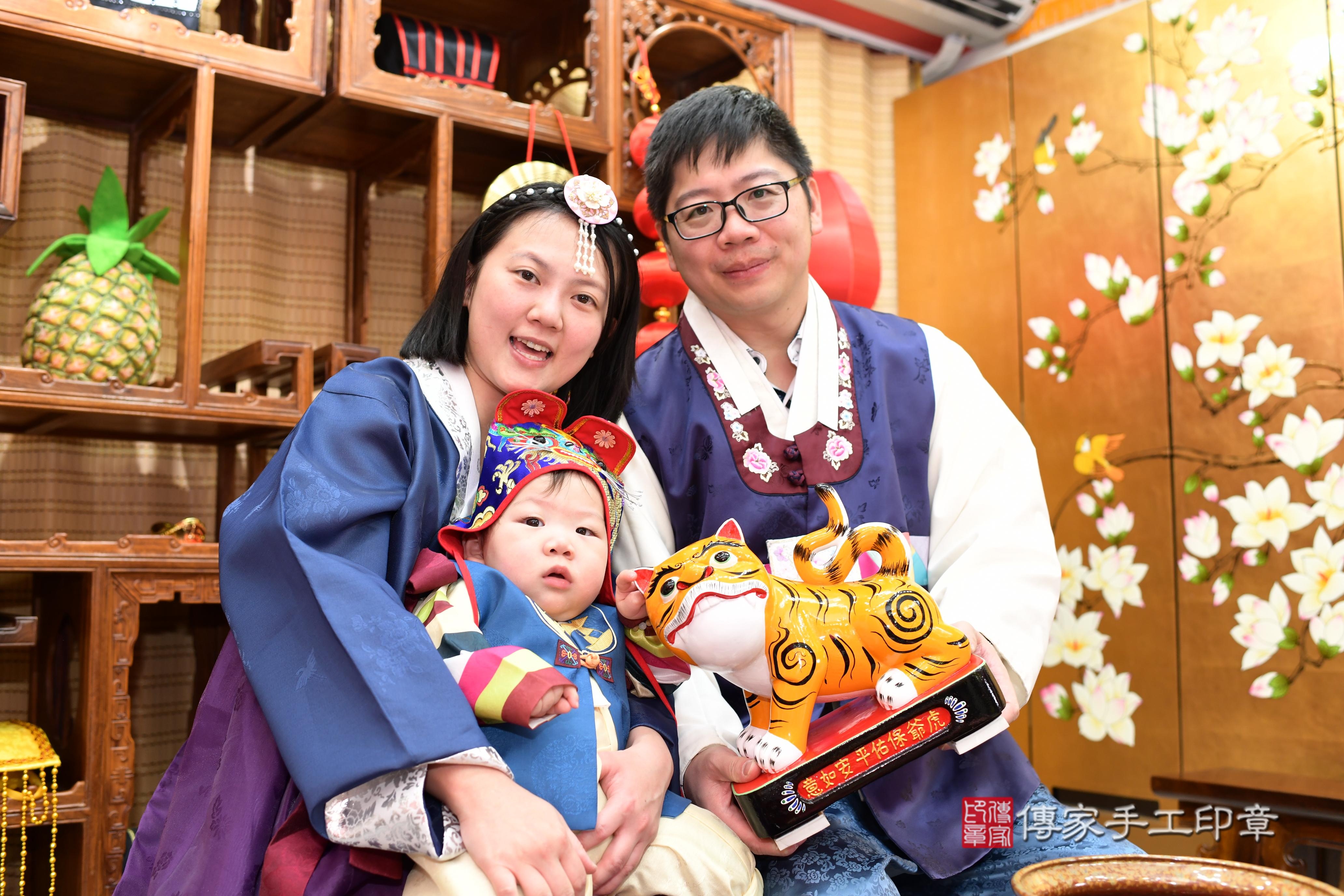 傳家手工印章台南店、抓周、度脺、中國風會場、傳家嬰兒古禮、吉祥話、抓周道具物品24種、拍照。抓周證書。寶寶抓周、滿周歲、生日快樂、祝福 傳家手工印章台南店、抓周、度脺、中國風會場、傳家嬰兒古禮、吉祥話、抓周道具物品24種、拍照。抓周證書。寶寶抓周、滿周歲、生日快樂、祝福