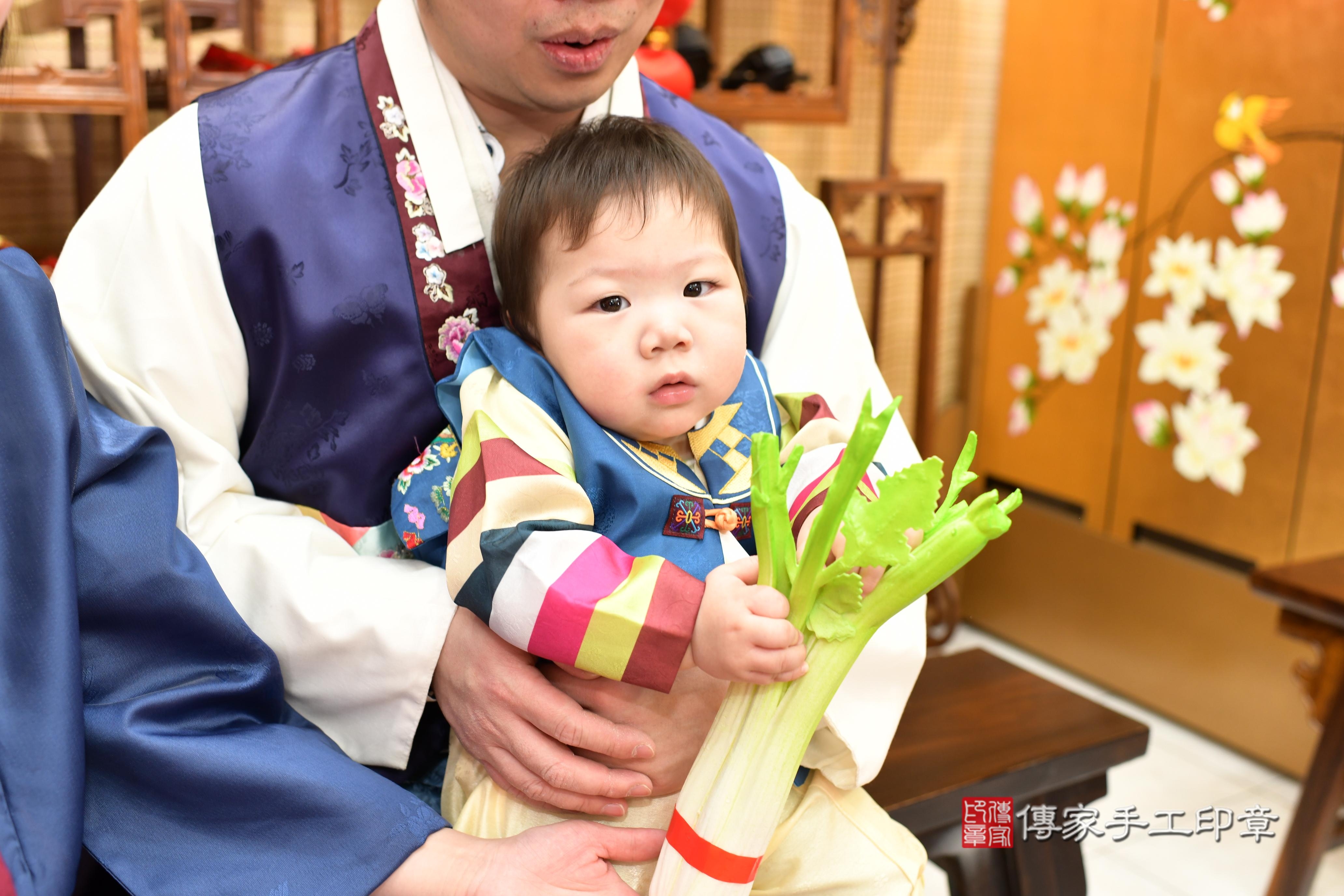 傳家手工印章台南店、抓周、度脺、中國風會場、傳家嬰兒古禮、吉祥話、抓周道具物品24種、拍照。抓周證書。寶寶抓周、滿周歲、生日快樂、祝福 傳家手工印章台南店、抓周、度脺、中國風會場、傳家嬰兒古禮、吉祥話、抓周道具物品24種、拍照。抓周證書。寶寶抓周、滿周歲、生日快樂、祝福