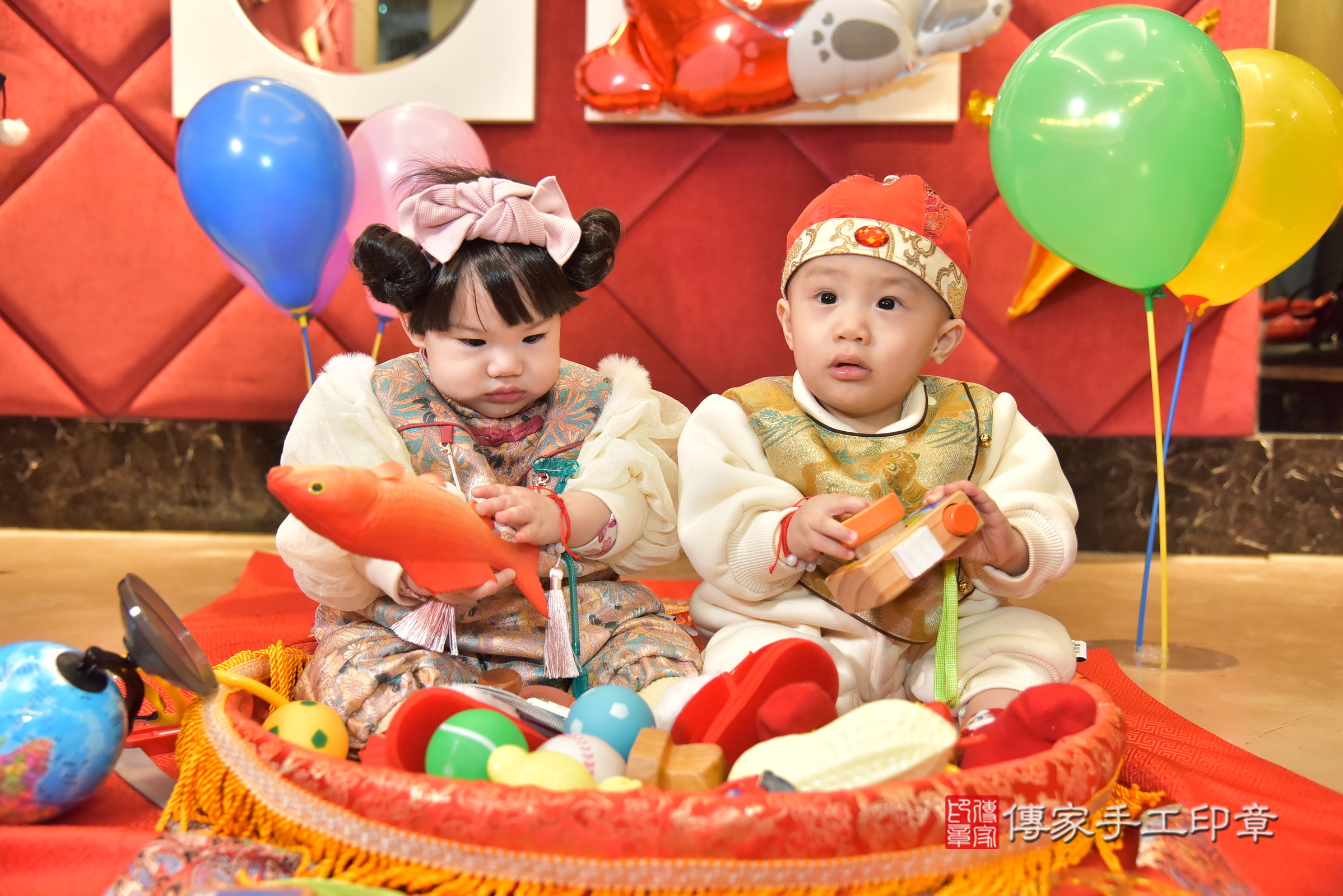 新北市永和區濠濠寶寶和恬恬寶寶抓周推薦:傳家新北店到府抓周,嬰兒古禮抓周流程儀式吉祥話、抓周道具物品24種、拍照。抓周證書。2025.1.12,照片6 新北市永和區濠濠寶寶和恬恬寶寶抓周推薦:傳家新北店到府抓周,嬰兒古禮抓周流程儀式吉祥話、抓周道具物品24種、拍照。抓周證書。2025.1.12,照片6