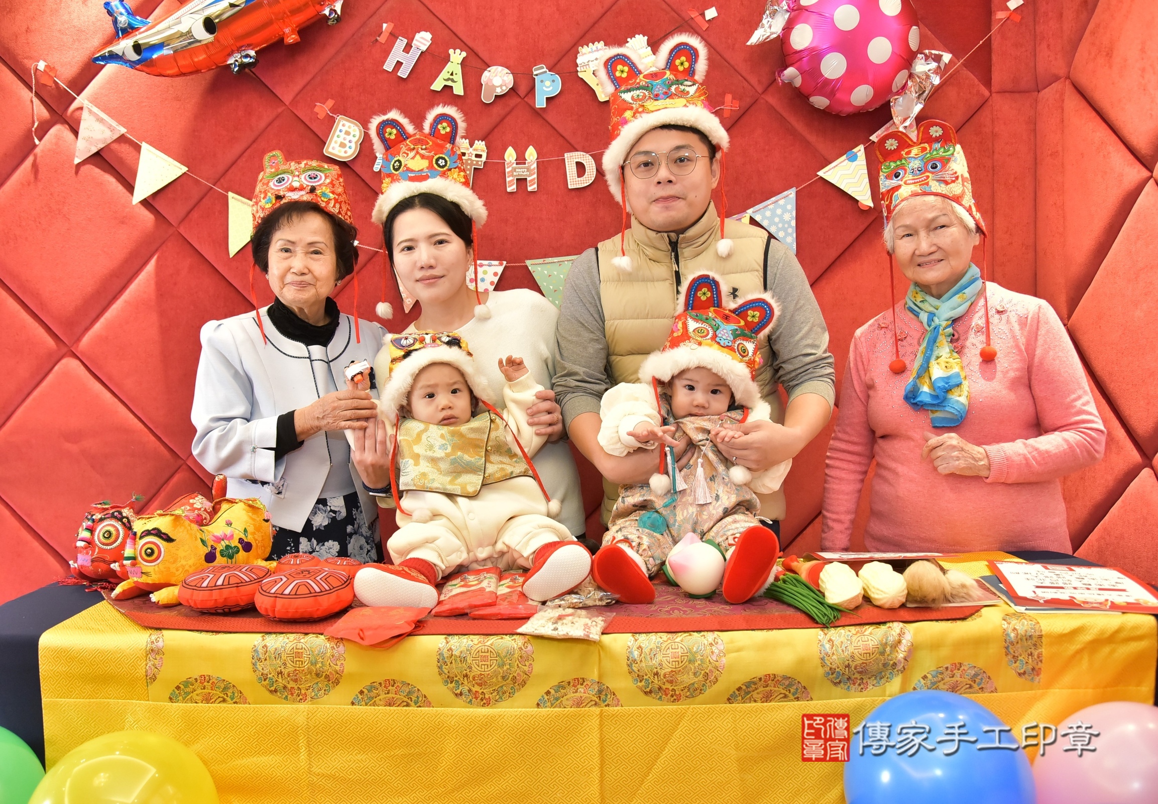 新北市永和區濠濠寶寶和恬恬寶寶抓周推薦:傳家新北店到府抓周,嬰兒古禮抓周流程儀式吉祥話、抓周道具物品24種、拍照。抓周證書。2025.1.12,照片17 新北市永和區濠濠寶寶和恬恬寶寶抓周推薦:傳家新北店到府抓周,嬰兒古禮抓周流程儀式吉祥話、抓周道具物品24種、拍照。抓周證書。2025.1.12,照片17