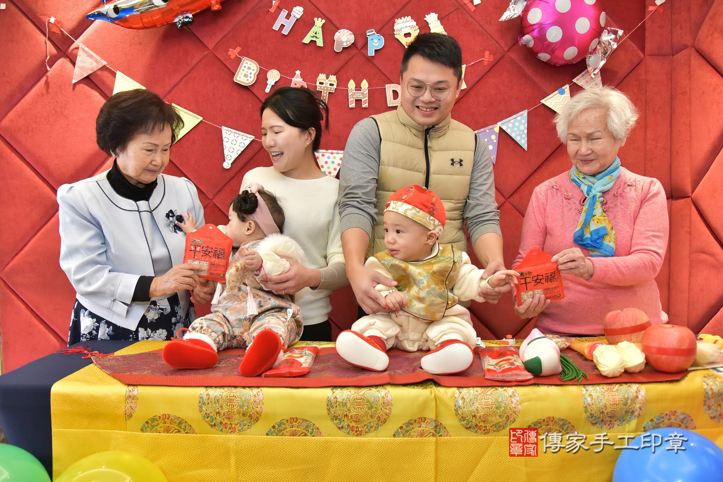 新北市永和區濠濠寶寶和恬恬寶寶抓周推薦:傳家新北店到府抓周,嬰兒古禮抓周流程儀式吉祥話、抓周道具物品24種、拍照。抓周證書。2025.1.12,照片14 新北市永和區濠濠寶寶和恬恬寶寶抓周推薦:傳家新北店到府抓周,嬰兒古禮抓周流程儀式吉祥話、抓周道具物品24種、拍照。抓周證書。2025.1.12,照片14