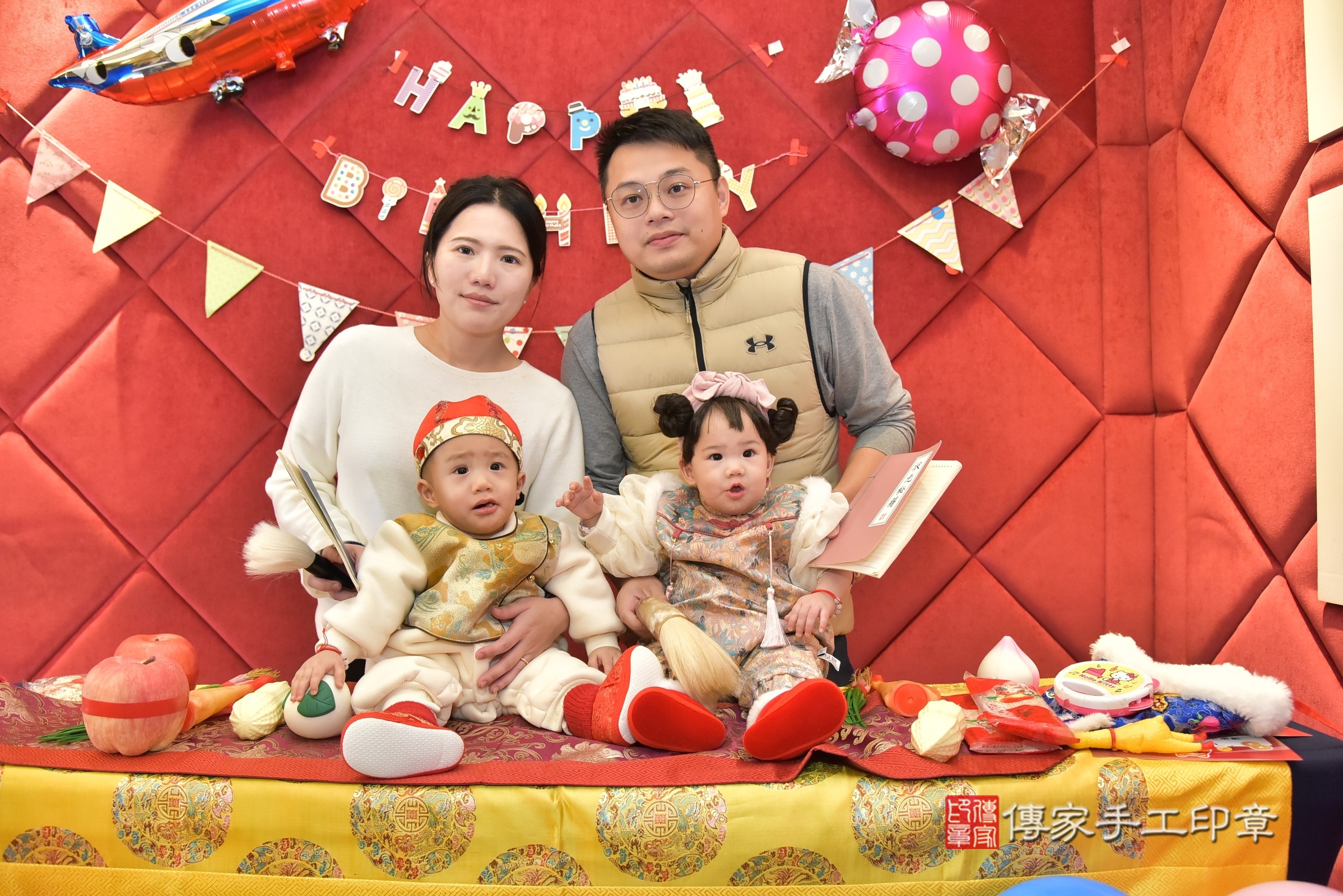 新北市永和區濠濠寶寶和恬恬寶寶抓周推薦:傳家新北店到府抓周,嬰兒古禮抓周流程儀式吉祥話、抓周道具物品24種、拍照。抓周證書。2025.1.12,照片15 新北市永和區濠濠寶寶和恬恬寶寶抓周推薦:傳家新北店到府抓周,嬰兒古禮抓周流程儀式吉祥話、抓周道具物品24種、拍照。抓周證書。2025.1.12,照片15