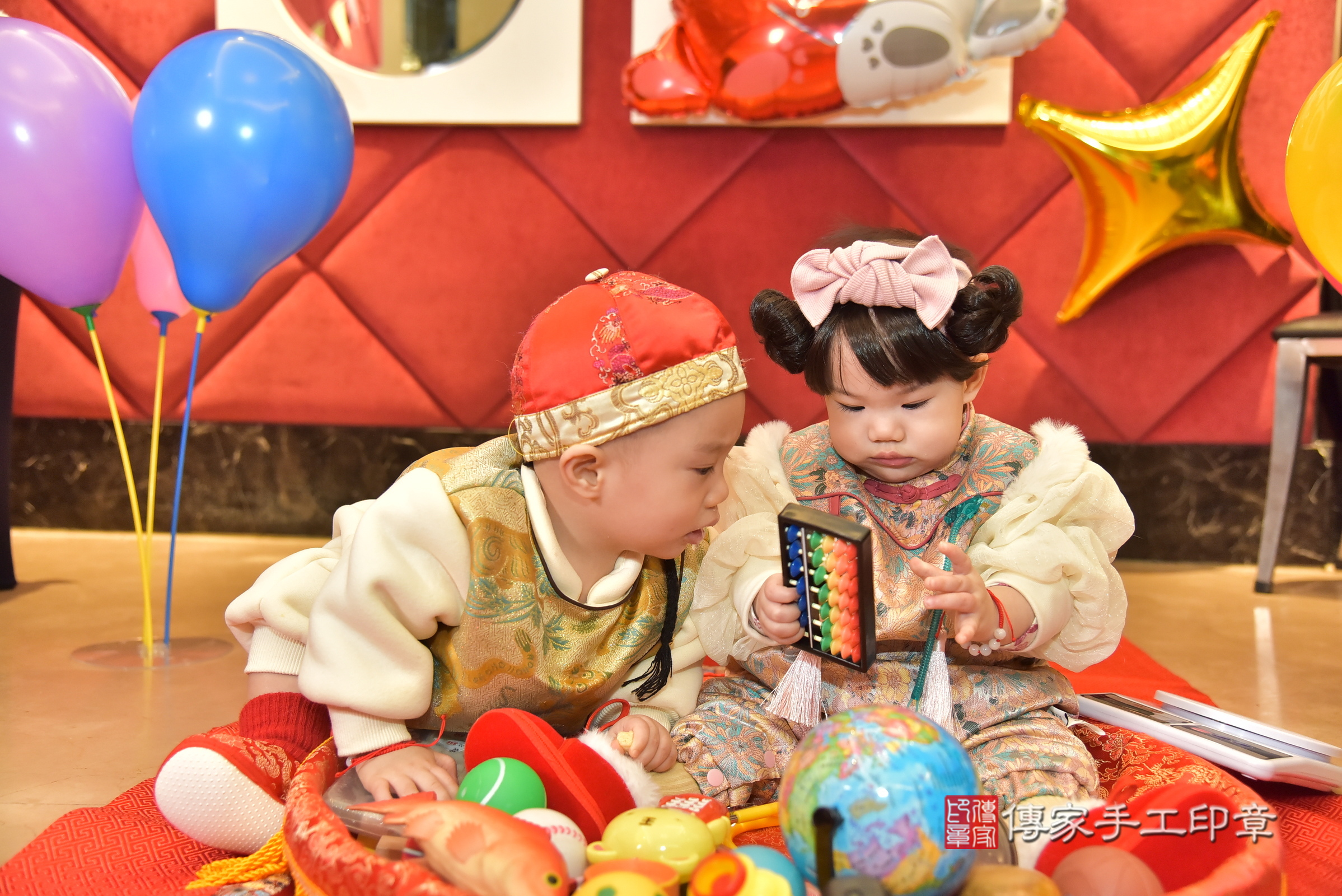 新北市永和區濠濠寶寶和恬恬寶寶抓周推薦:傳家新北店到府抓周,嬰兒古禮抓周流程儀式吉祥話、抓周道具物品24種、拍照。抓周證書。2025.1.12,照片7 新北市永和區濠濠寶寶和恬恬寶寶抓周推薦:傳家新北店到府抓周,嬰兒古禮抓周流程儀式吉祥話、抓周道具物品24種、拍照。抓周證書。2025.1.12,照片7