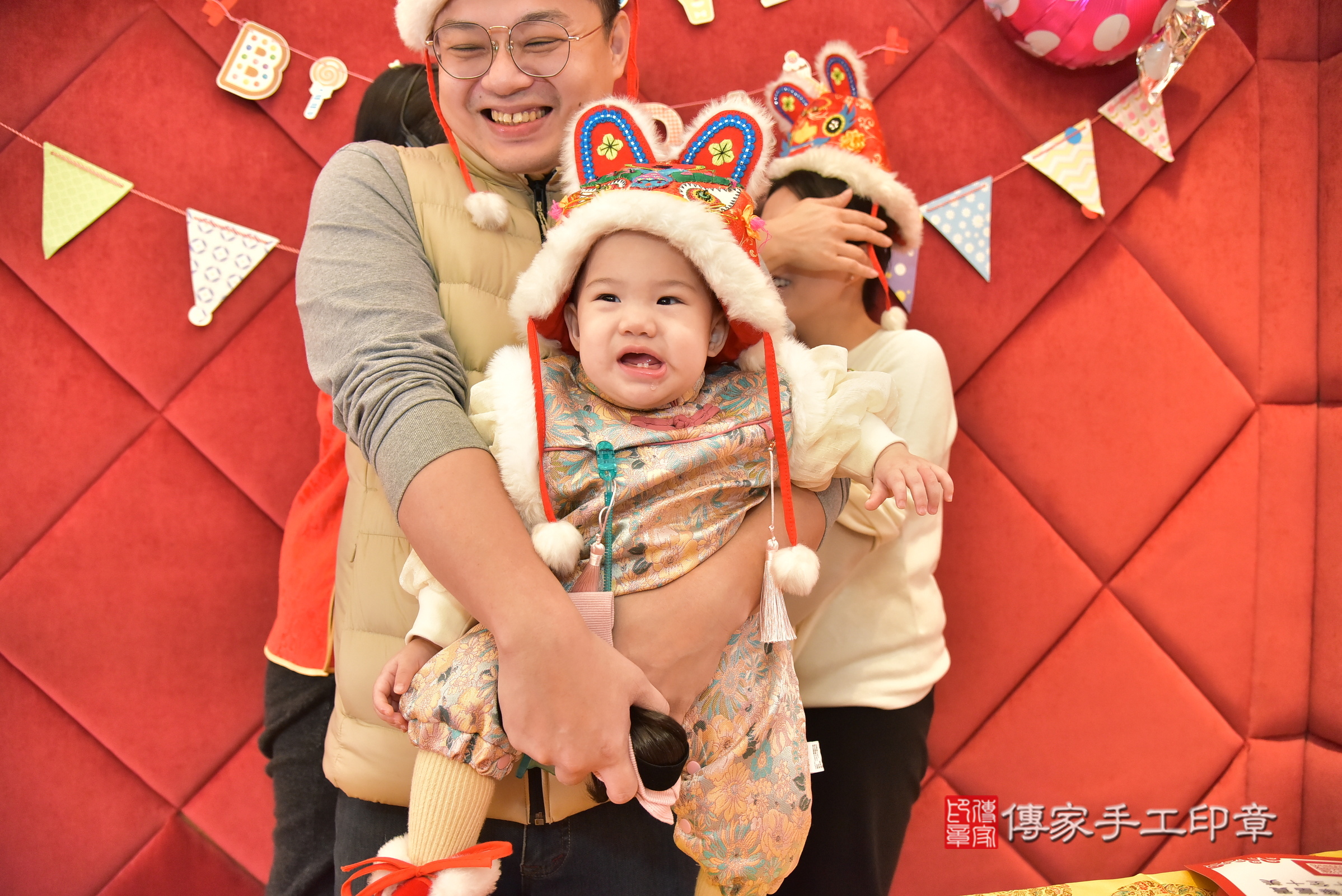 新北市永和區濠濠寶寶和恬恬寶寶抓周推薦:傳家新北店到府抓周,嬰兒古禮抓周流程儀式吉祥話、抓周道具物品24種、拍照。抓周證書。2025.1.12,照片2 新北市永和區濠濠寶寶和恬恬寶寶抓周推薦:傳家新北店到府抓周,嬰兒古禮抓周流程儀式吉祥話、抓周道具物品24種、拍照。抓周證書。2025.1.12,照片2