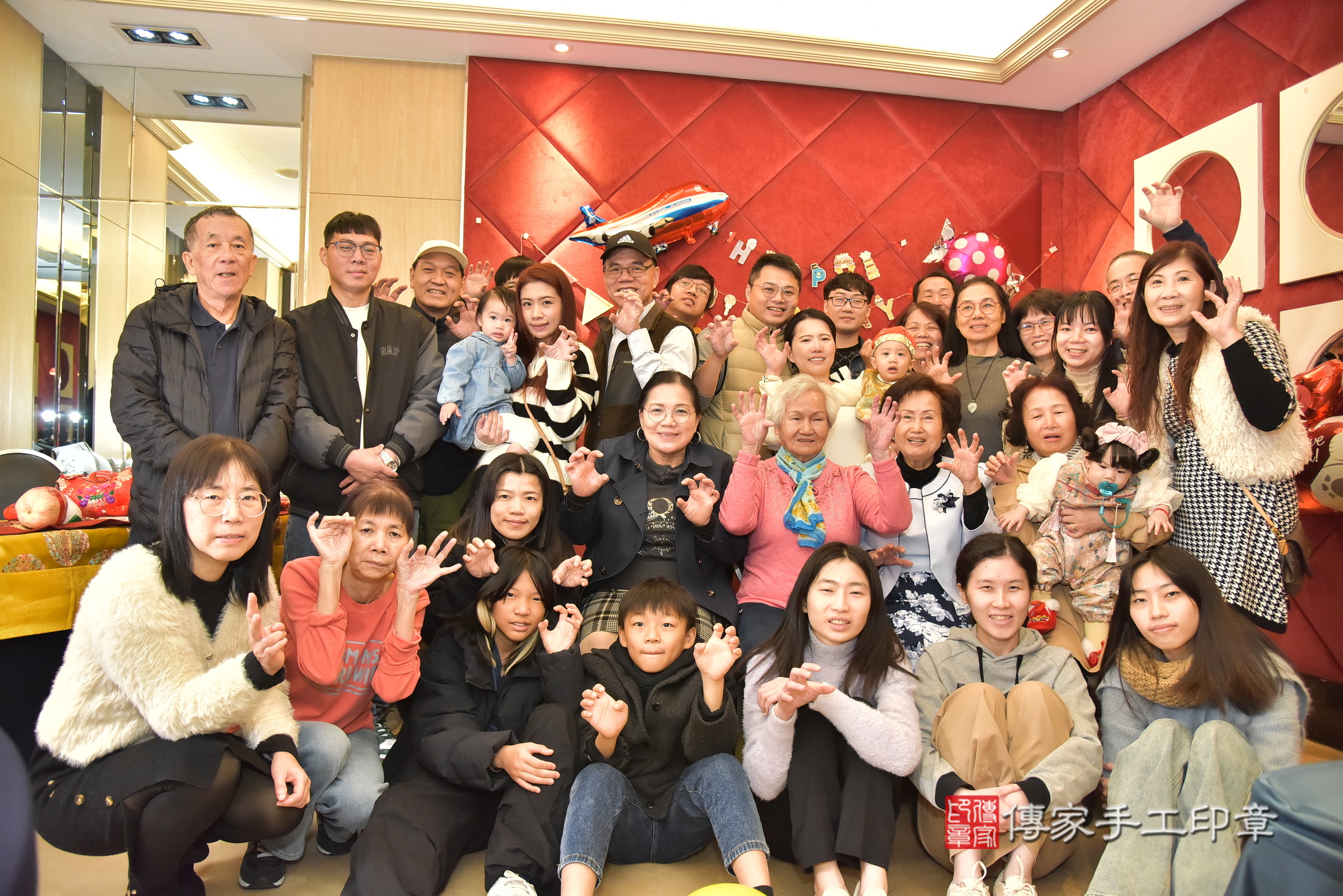 新北市永和區濠濠寶寶和恬恬寶寶抓周推薦:傳家新北店到府抓周,嬰兒古禮抓周流程儀式吉祥話、抓周道具物品24種、拍照。抓周證書。2025.1.12,照片20 新北市永和區濠濠寶寶和恬恬寶寶抓周推薦:傳家新北店到府抓周,嬰兒古禮抓周流程儀式吉祥話、抓周道具物品24種、拍照。抓周證書。2025.1.12,照片20