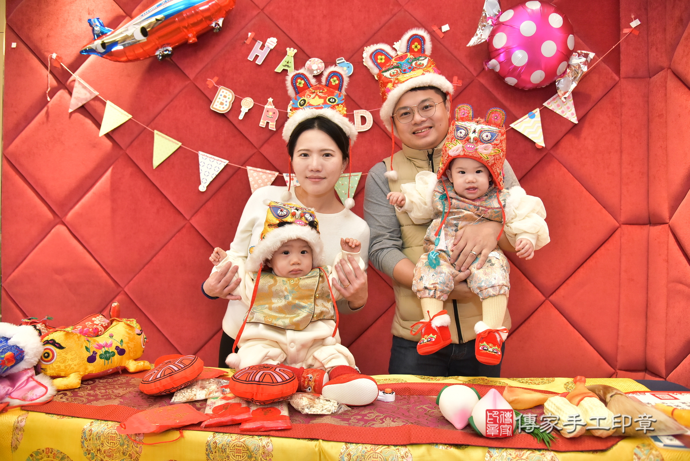 新北市永和區濠濠寶寶和恬恬寶寶抓周推薦：傳家新北店到府抓周，嬰兒古禮抓周流程儀式吉祥話、抓周道具物品24種、拍照。抓周證書。2025.1.12，照片1