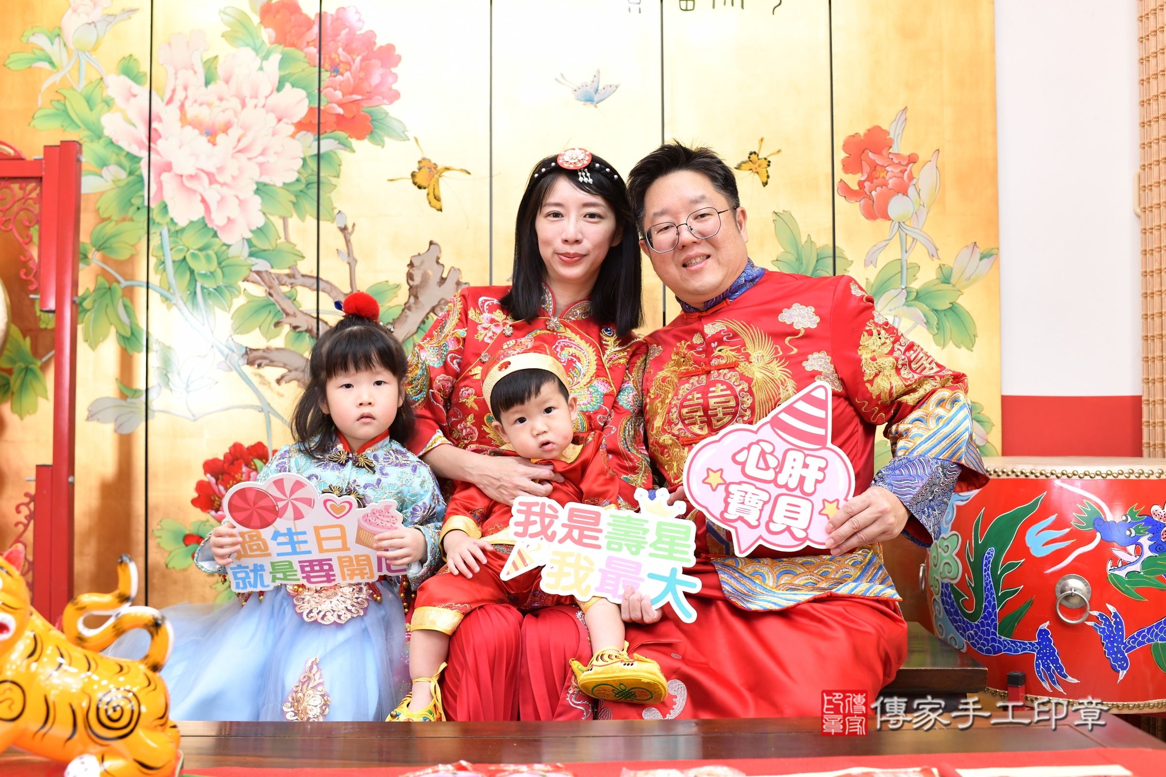 新北市永和區硯硯寶寶抓周推薦：傳家新北店抓周度脺中國風會場，嬰兒古禮抓周流程儀式吉祥話、抓周道具物品24種、拍照。抓周證書。2025.1.11，照片1