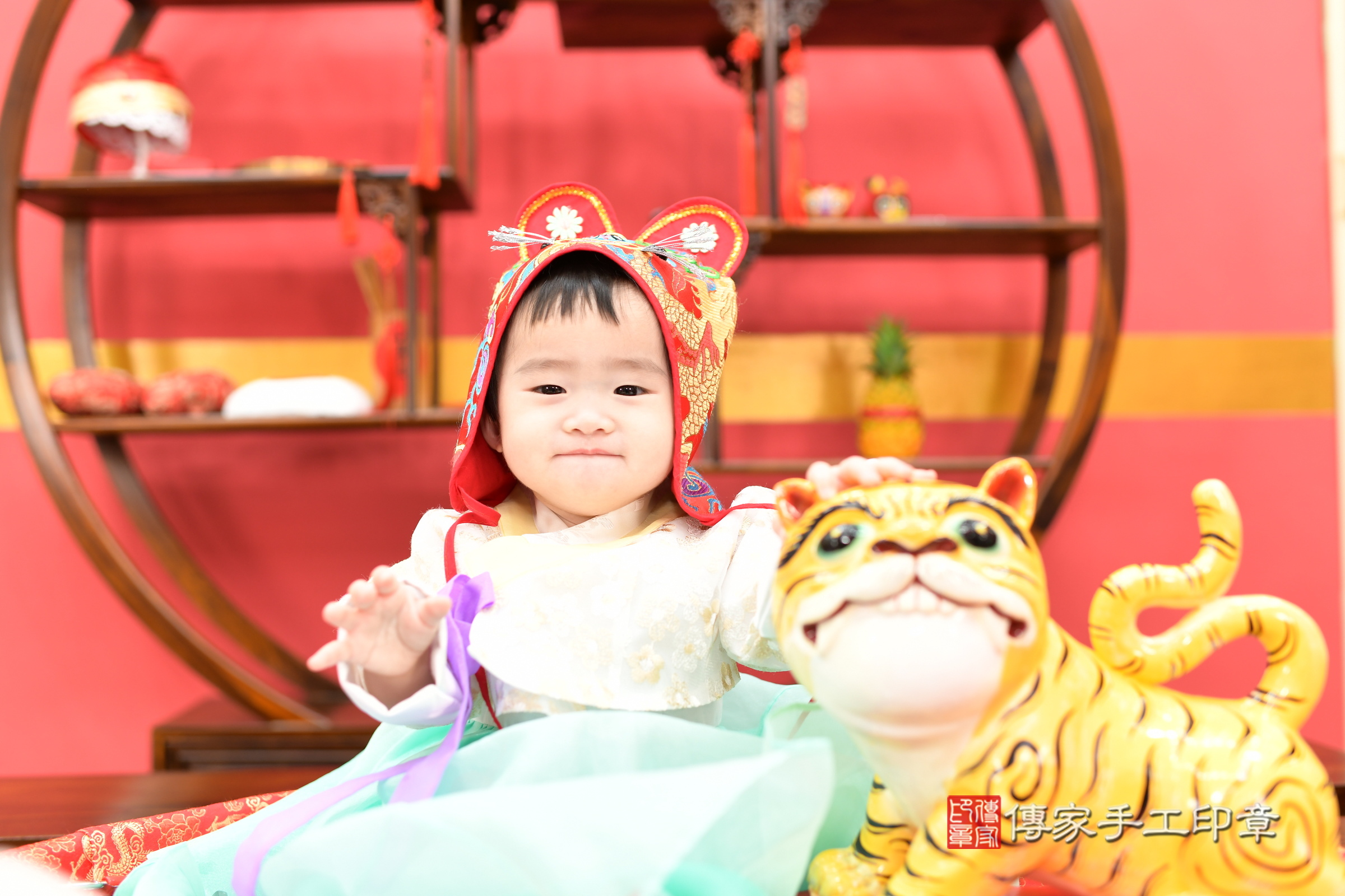 新北市永和區萱萱寶寶抓周推薦：傳家新北店抓周度脺中國風會場，嬰兒古禮抓周流程儀式吉祥話、抓周道具物品24種、拍照。抓周證書。2025.1.7，照片1