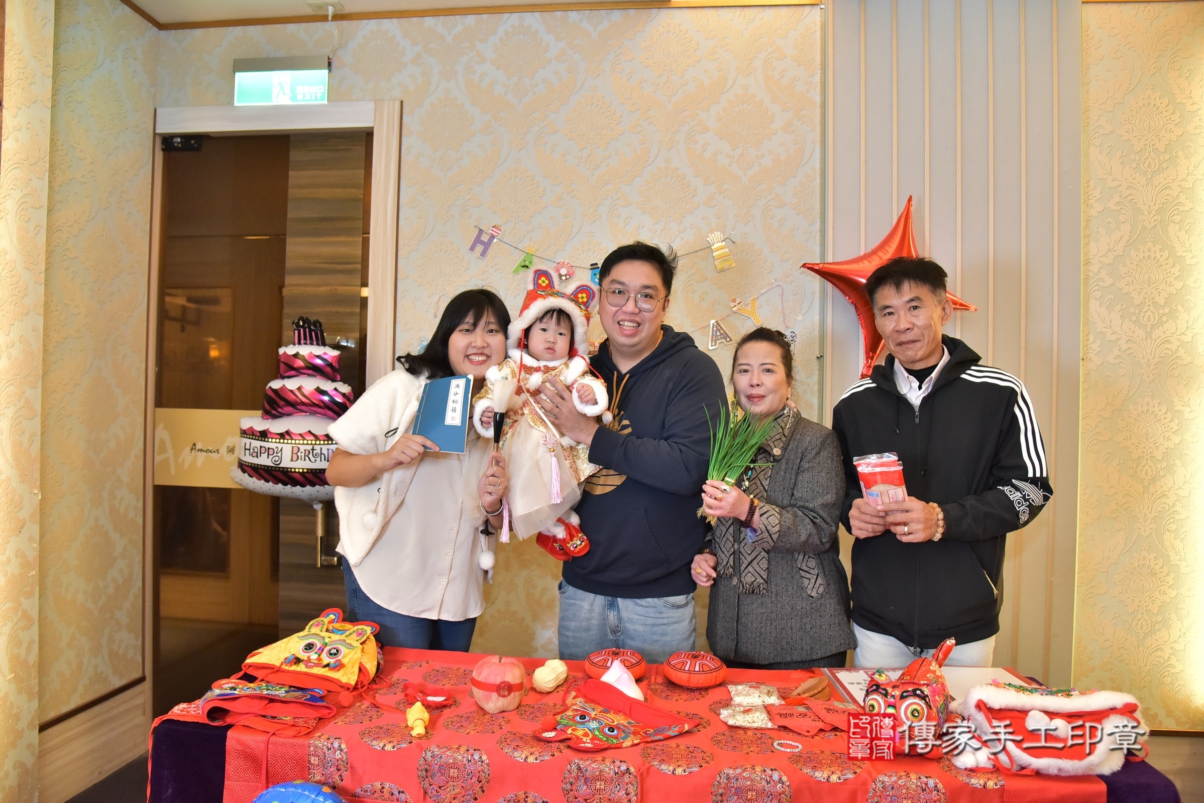 桃園市宸宸寶寶抓周推薦：傳家新北店到府抓周，嬰兒古禮抓周流程儀式吉祥話、抓周道具物品24種、拍照。抓周證書。2025.1.19，照片14