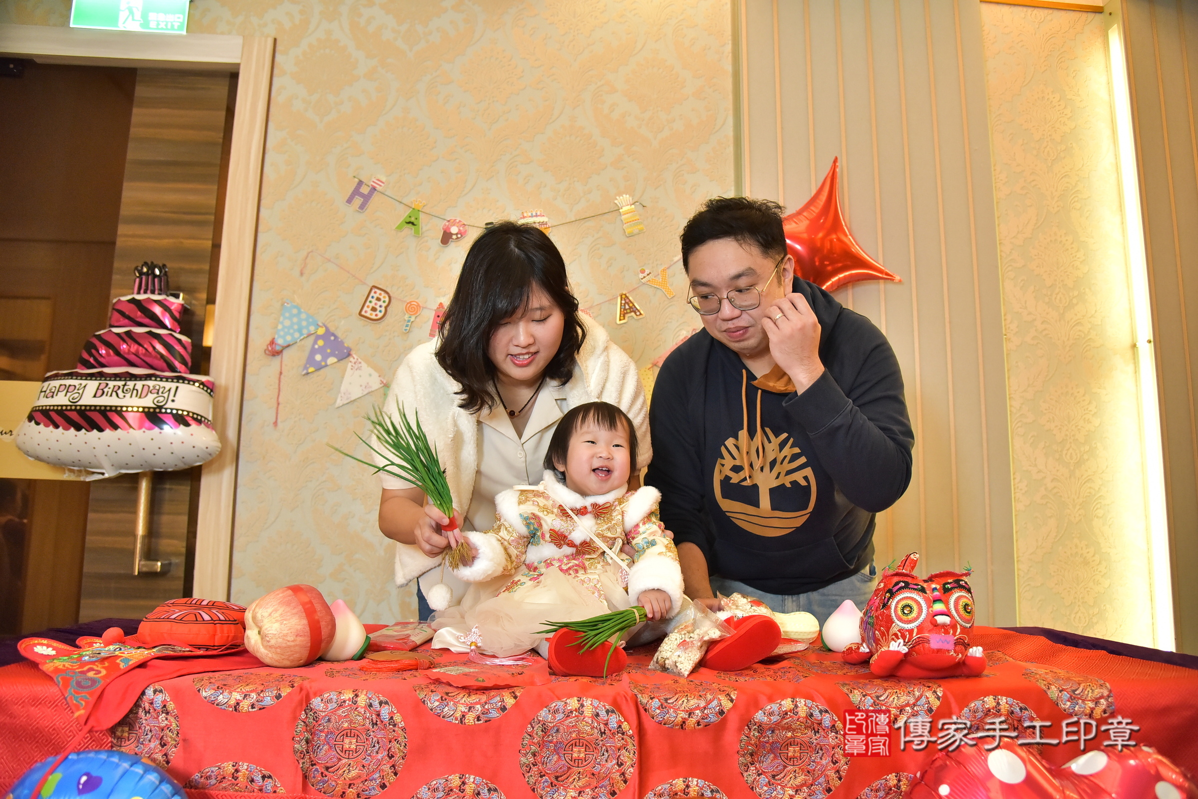 桃園市宸宸寶寶抓周推薦：傳家新北店到府抓周，嬰兒古禮抓周流程儀式吉祥話、抓周道具物品24種、拍照。抓周證書。2025.1.19，照片12
