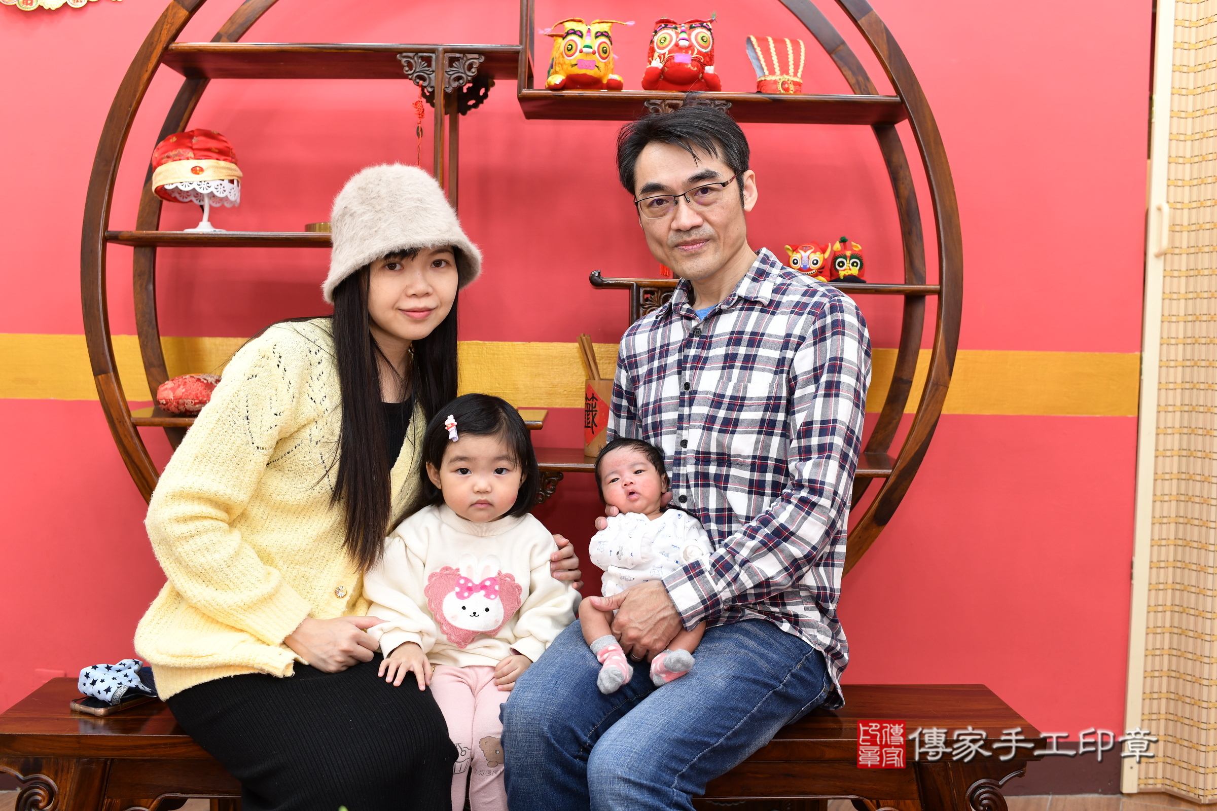 西米露寶寶(新北市永和區嬰兒寶寶滿月剃頭理髮、嬰兒剃胎毛儀式吉祥話)。中國風會場，爸媽寶貝穿「日中韓」古裝禮服。專業拍照、證書。★購買「臍帶章、肚臍章、胎毛筆刷印章」贈送：剃頭、收涎、抓周，三選一。2025.1.22，照片1