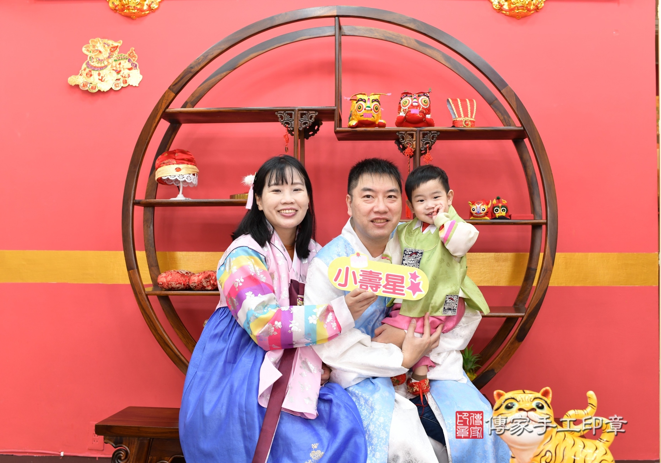 台北市大同區睿睿寶寶抓周推薦：傳家台北店抓周度脺中國風會場，嬰兒古禮抓周流程儀式吉祥話、抓周道具物品24種、拍照。抓周證書。2025.1.25，照片1