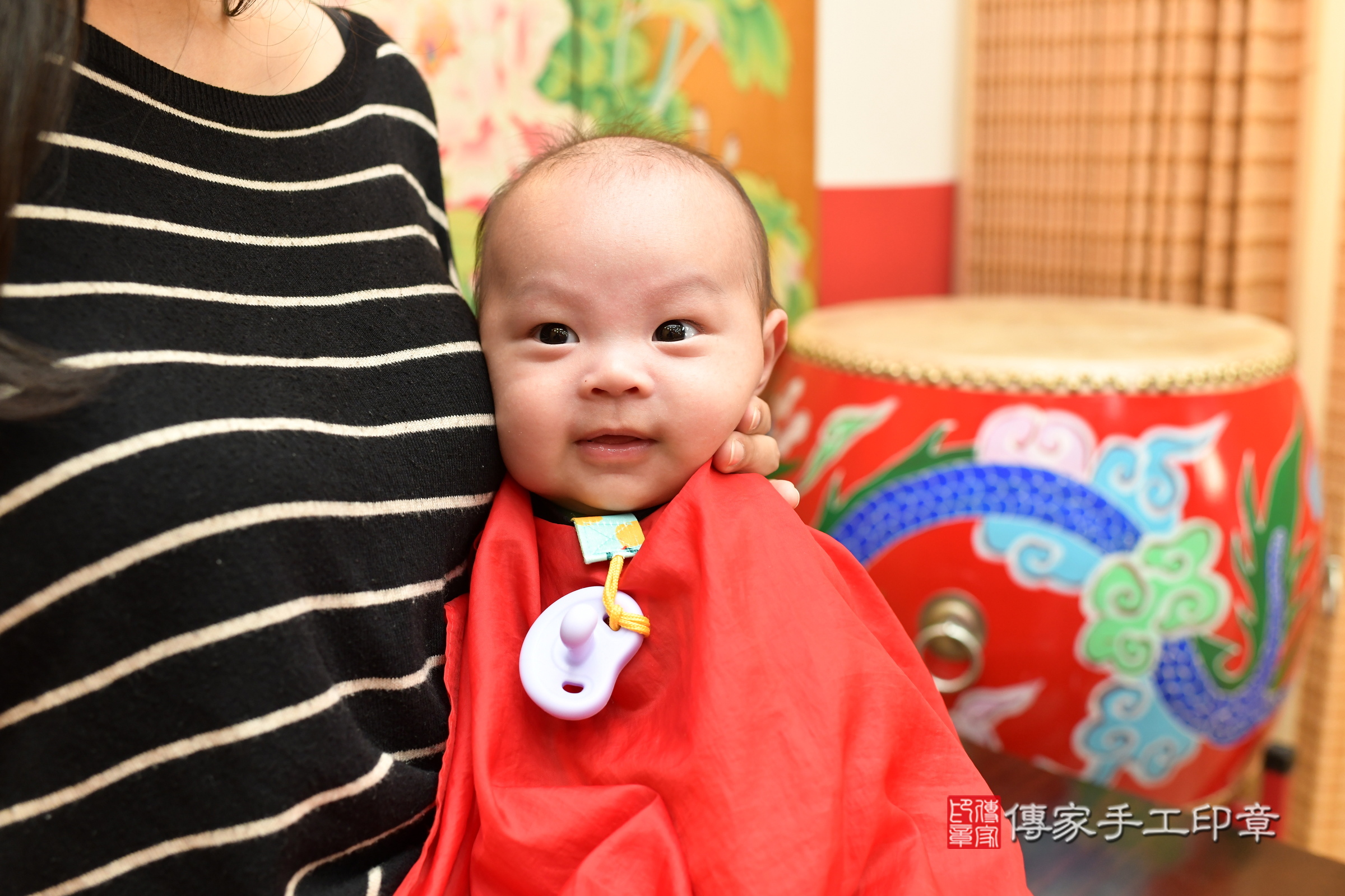 小令寶寶(台北市大同區嬰兒寶寶滿月剃頭理髮、嬰兒剃胎毛儀式吉祥話)。中國風會場，爸媽寶貝穿「日中韓」古裝禮服。專業拍照、證書。★購買「臍帶章、肚臍章、胎毛筆刷印章」贈送：剃頭、收涎、抓周，三選一。2025.1.22，照片11