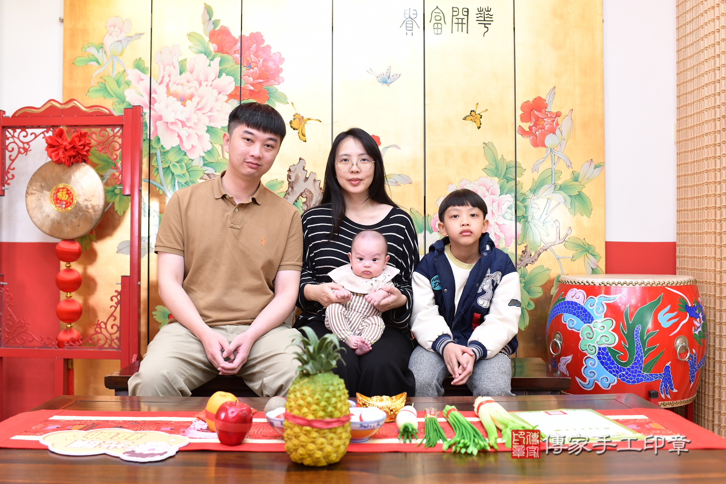 小令寶寶(台北市大同區嬰兒寶寶滿月剃頭理髮、嬰兒剃胎毛儀式吉祥話)。中國風會場，爸媽寶貝穿「日中韓」古裝禮服。專業拍照、證書。★購買「臍帶章、肚臍章、胎毛筆刷印章」贈送：剃頭、收涎、抓周，三選一。2025.1.22，照片1