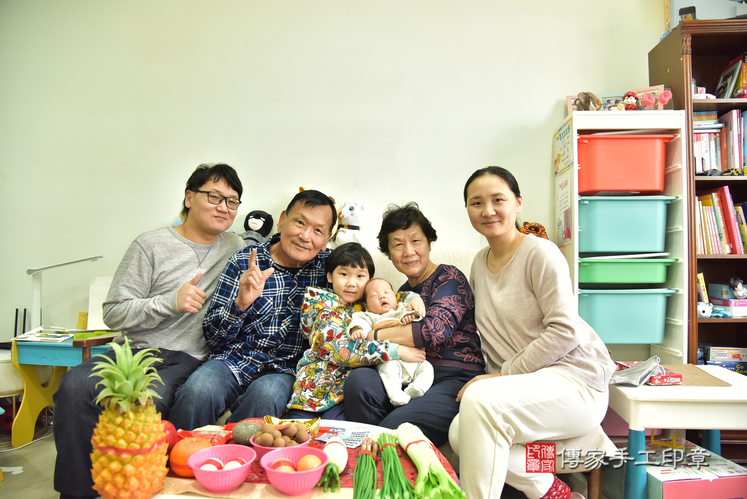 軒軒寶寶(新北市三峽區到府嬰兒軒軒寶寶滿月剃頭理髮、到府嬰兒剃胎毛儀式吉祥話)。到府剃頭剃胎毛主持、專業拍照、證書。★購買「臍帶章、肚臍章、胎毛筆刷印章」贈送：剃頭、收涎、抓周，三選一。2025.1.18，照片1